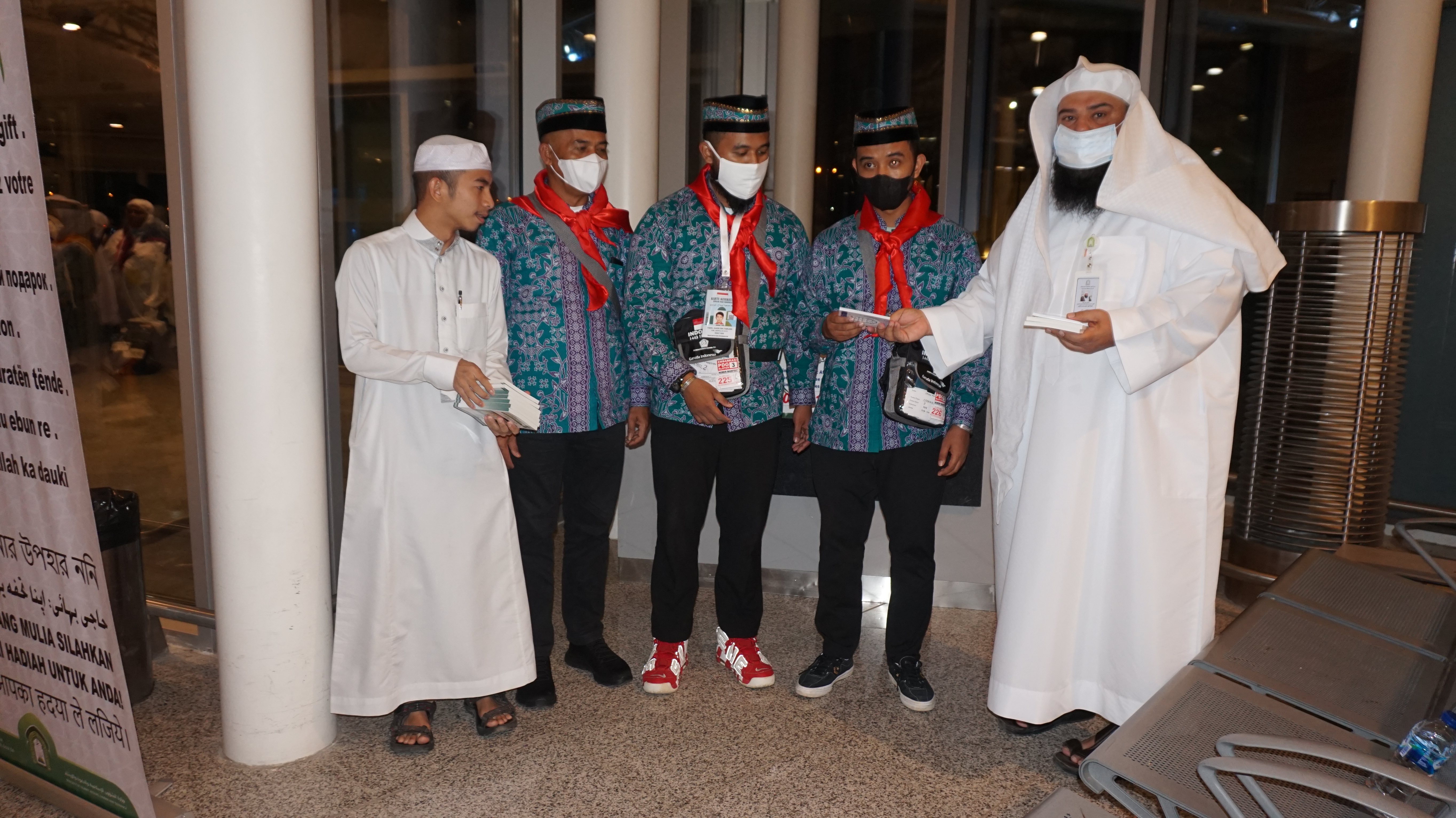 الشؤون الإسلامية بالمدينة المنورة تواصل استقبال وتقديم الخدمات لضيوف الرحمن (1).JPG