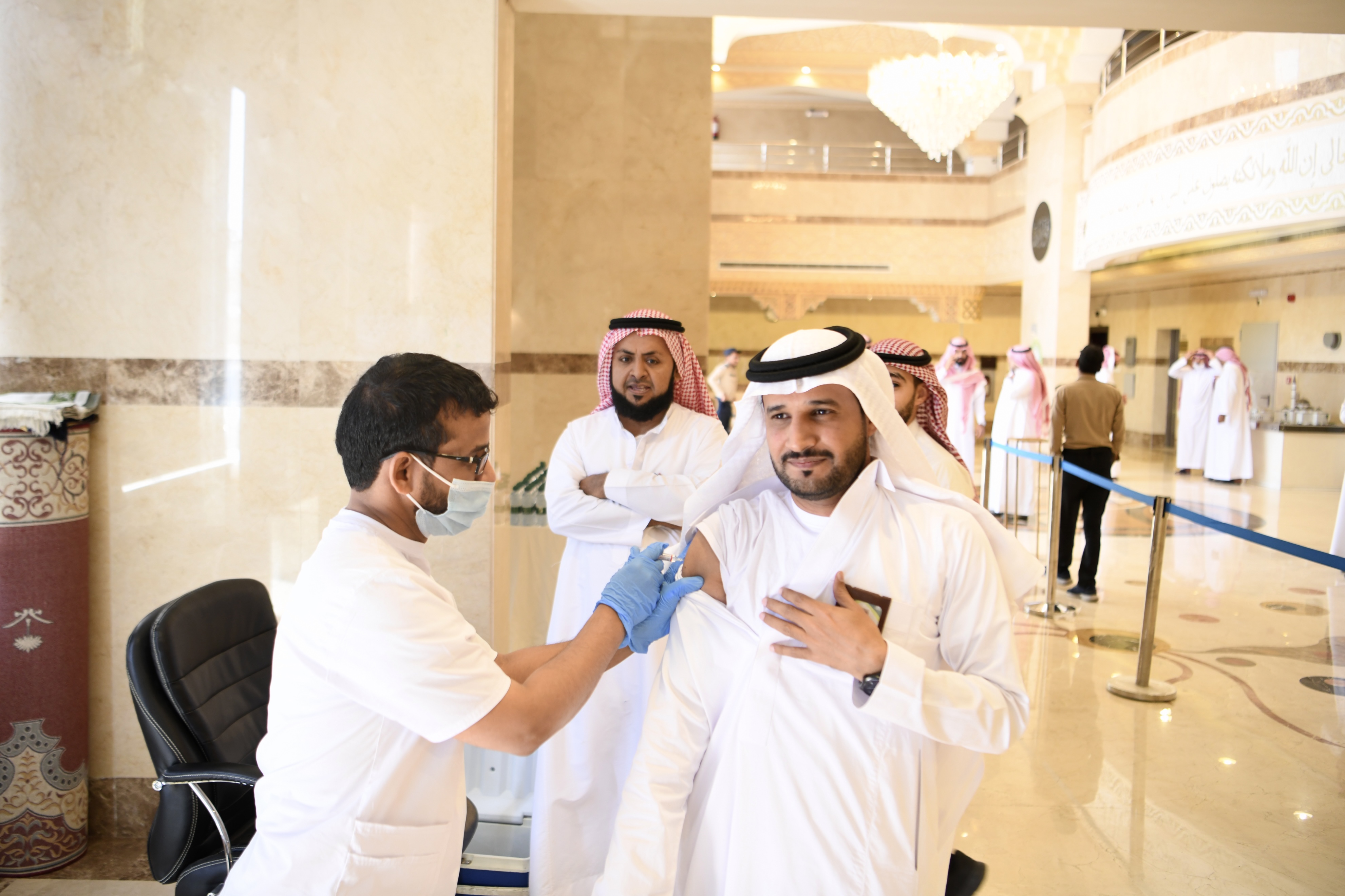 الشؤون الإسلامية تنظم حملة تطعيم ضد الإنفلونزا الموسمية بالتعاون مع الصحة (3).jpg