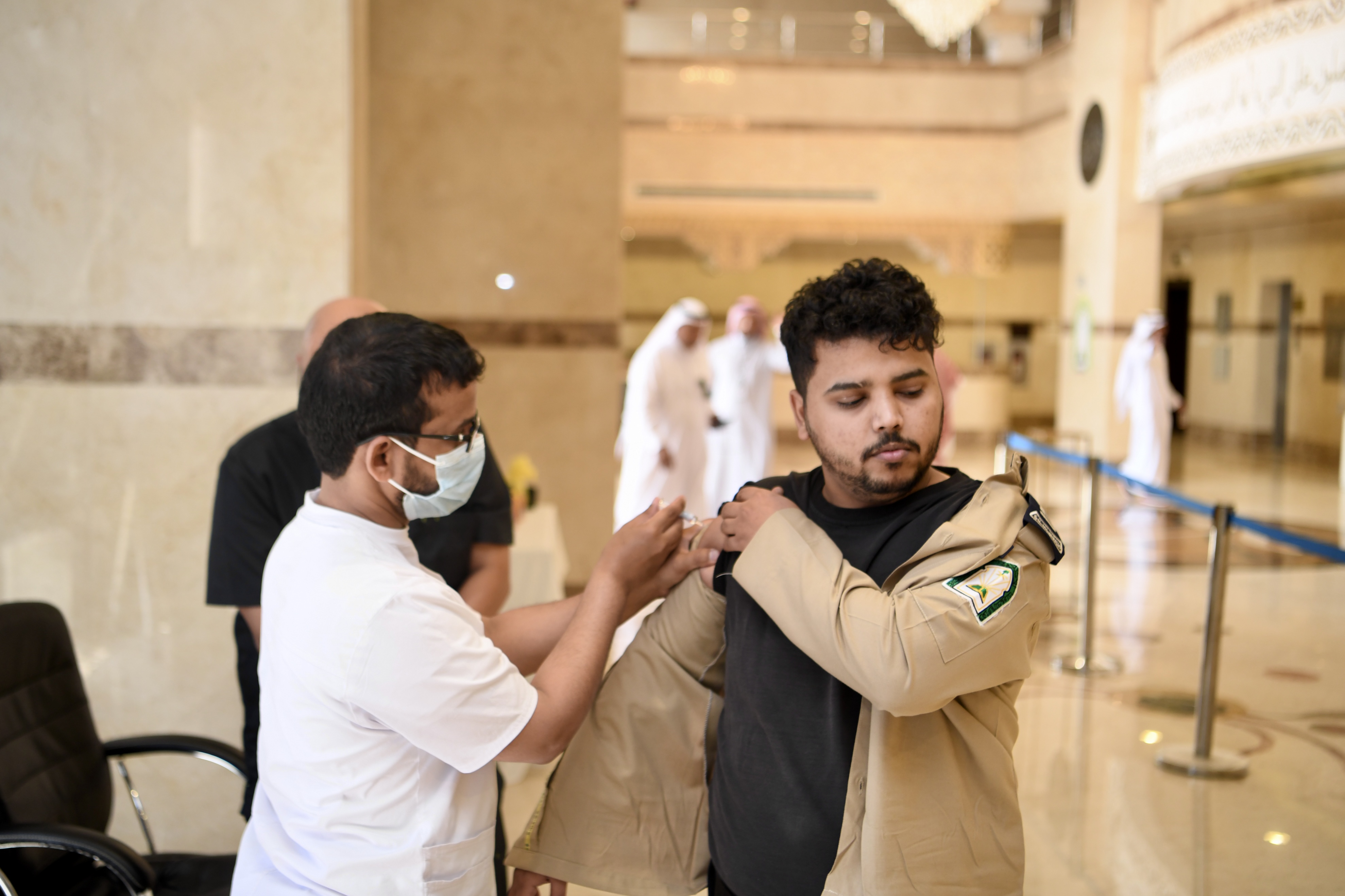 الشؤون الإسلامية تنظم حملة تطعيم ضد الإنفلونزا الموسمية بالتعاون مع الصحة (4).jpg