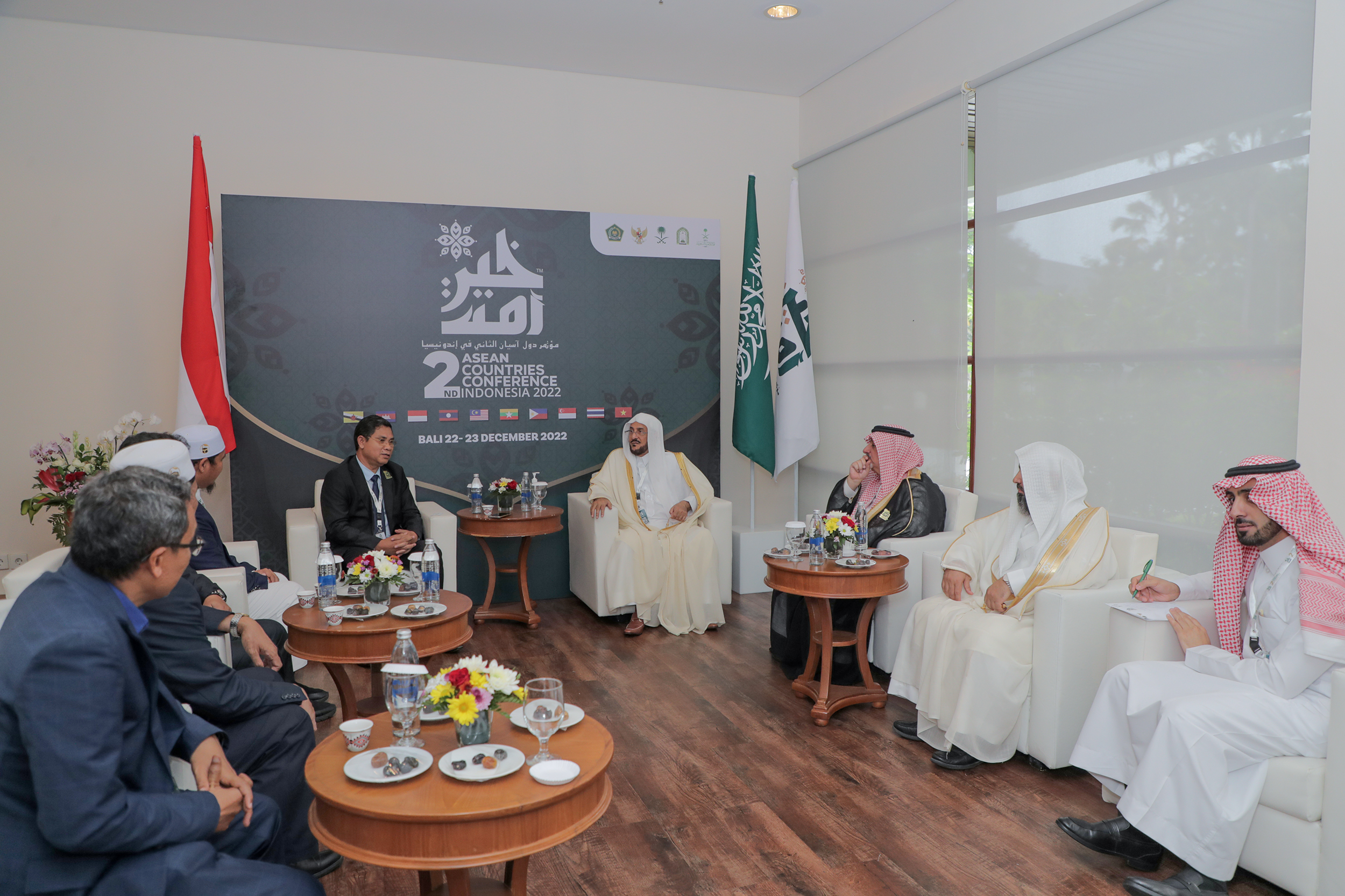 وزيـر الشؤون الإسلامية يستقبل عضو البرلمان بمملكة كمبوديا (2).jpg