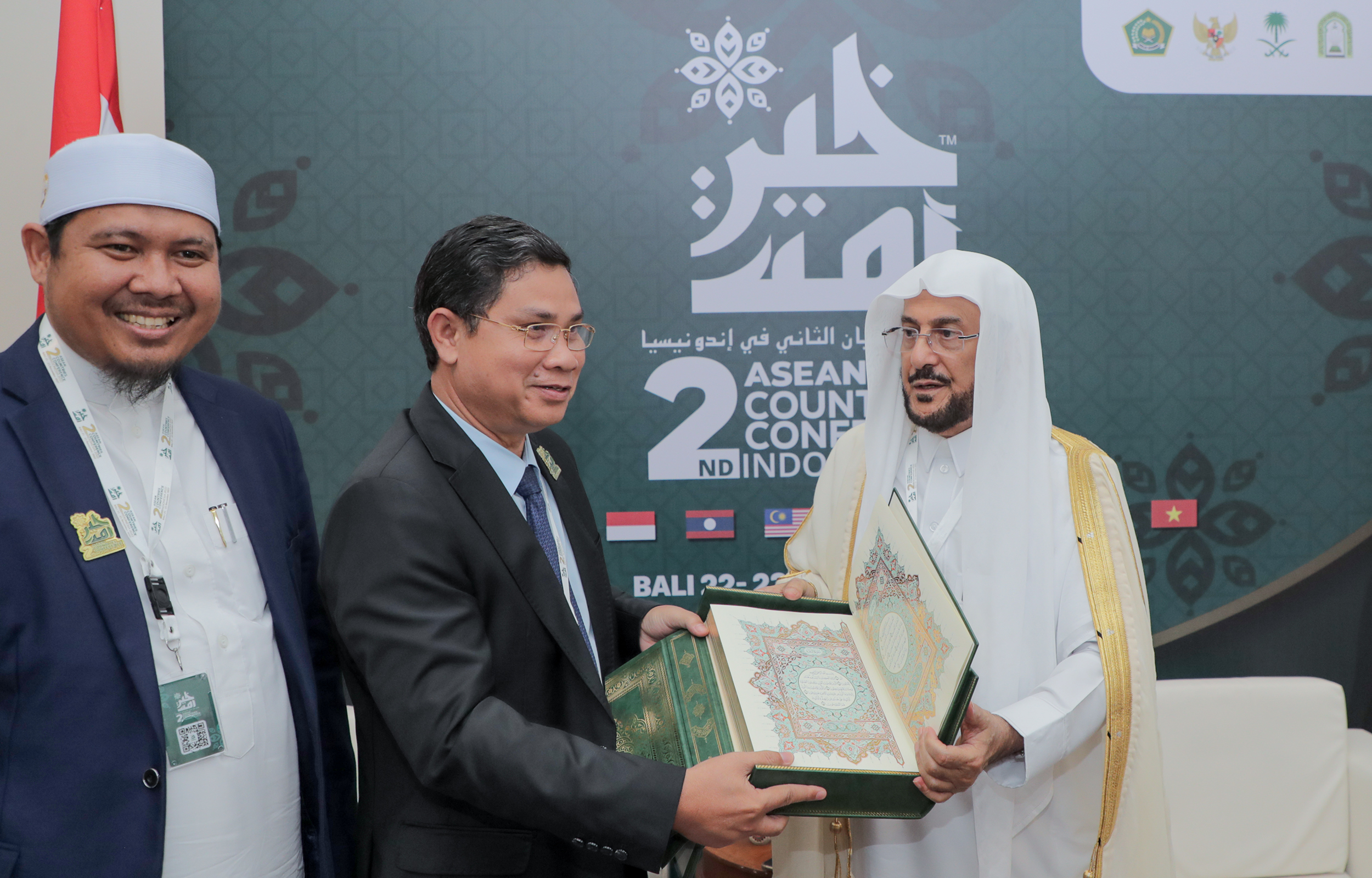 وزيـر الشؤون الإسلامية يستقبل عضو البرلمان بمملكة كمبوديا (3).jpg