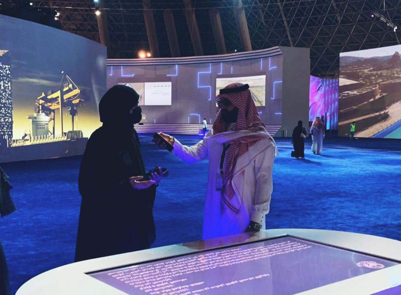 مديرة فرع وزارة الاقتصاد والتخطيط بمكة خلال زيارتها لجناح الوزارة بمعرض مكة الرقمي _(34669057)_ __.jpg
