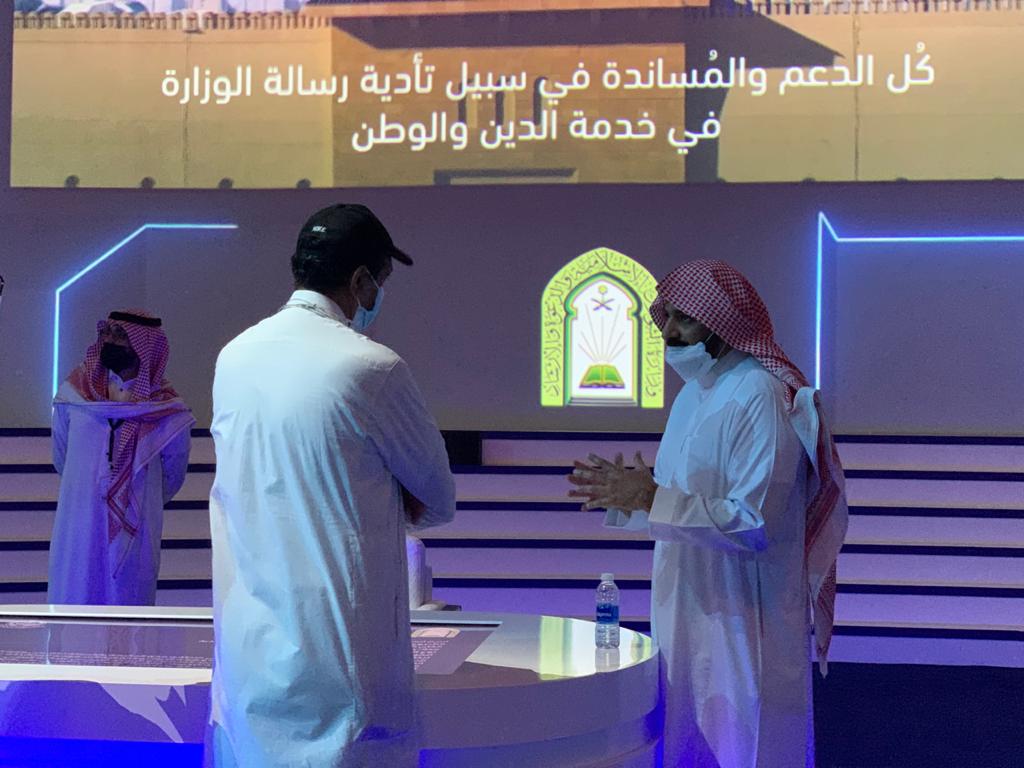 د. العنزي خلال تفقده جناح الوزارة بمعرض مكة الرقمي _(1)_ __.jpg