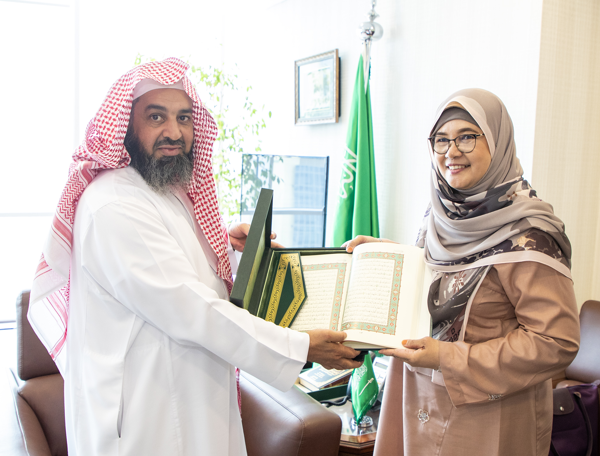وكيل وزارة الشؤون الإسلامية يستقبل المدير العام لقسم التنمية الاجتماعية بمكتب رئيس الوزراء الماليزي (1).jpg