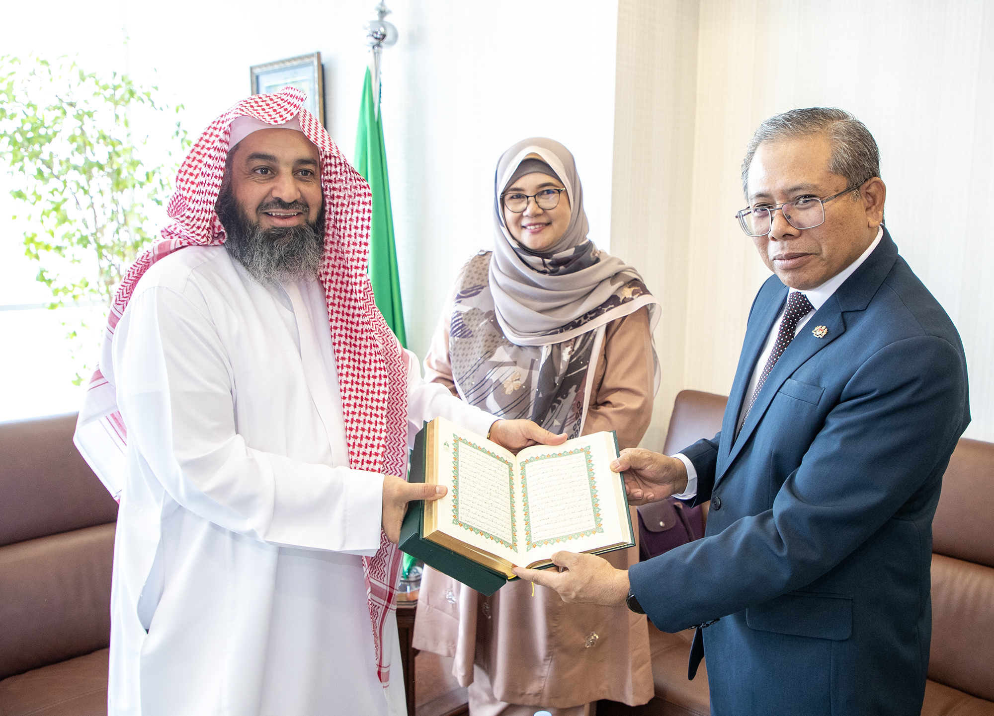 وكيل وزارة الشؤون الإسلامية يستقبل المدير العام لقسم التنمية الاجتماعية بمكتب رئيس الوزراء الماليزي (2).jpg