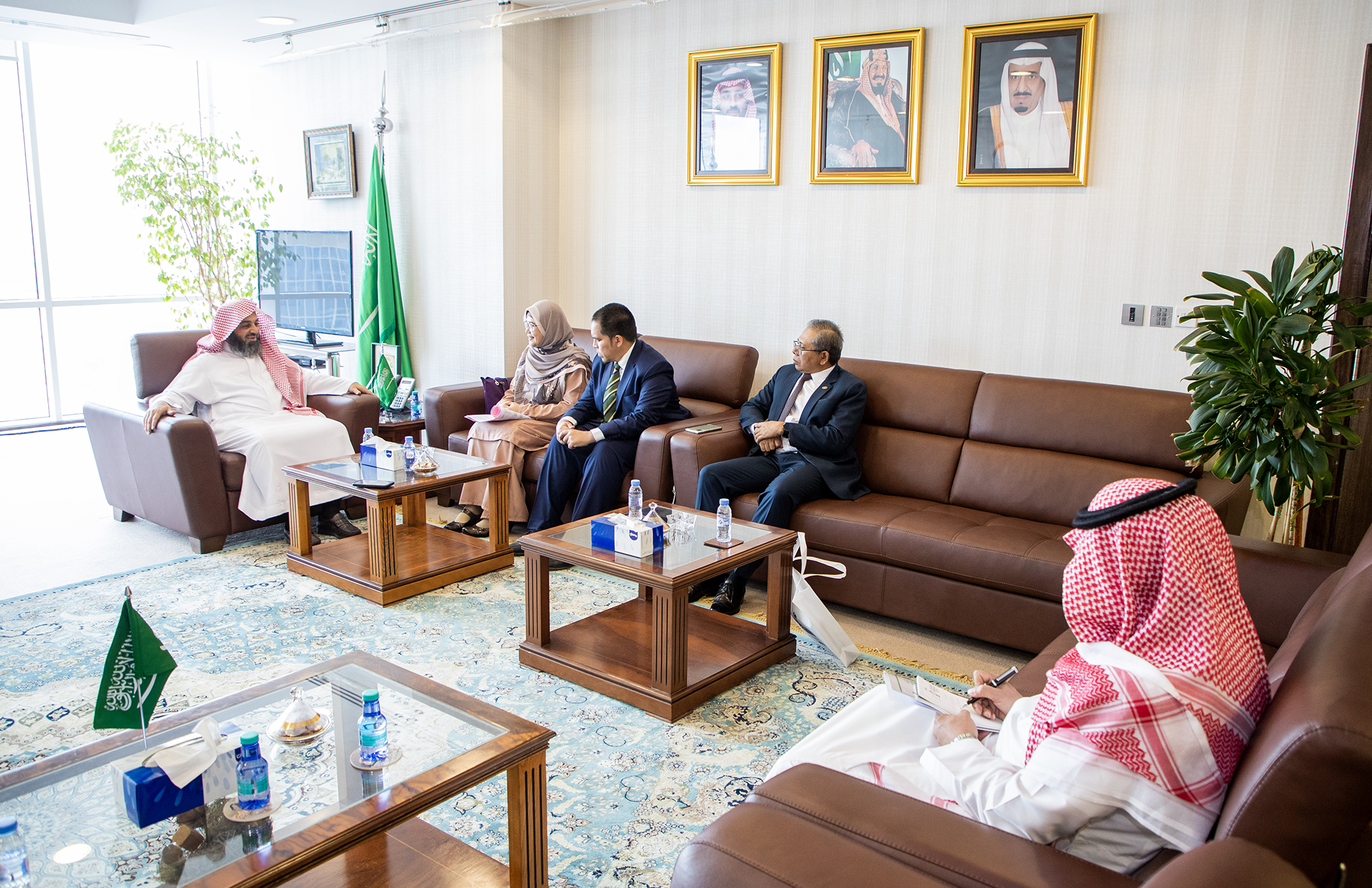 وكيل وزارة الشؤون الإسلامية يستقبل المدير العام لقسم التنمية الاجتماعية بمكتب رئيس الوزراء الماليزي (3).jpg