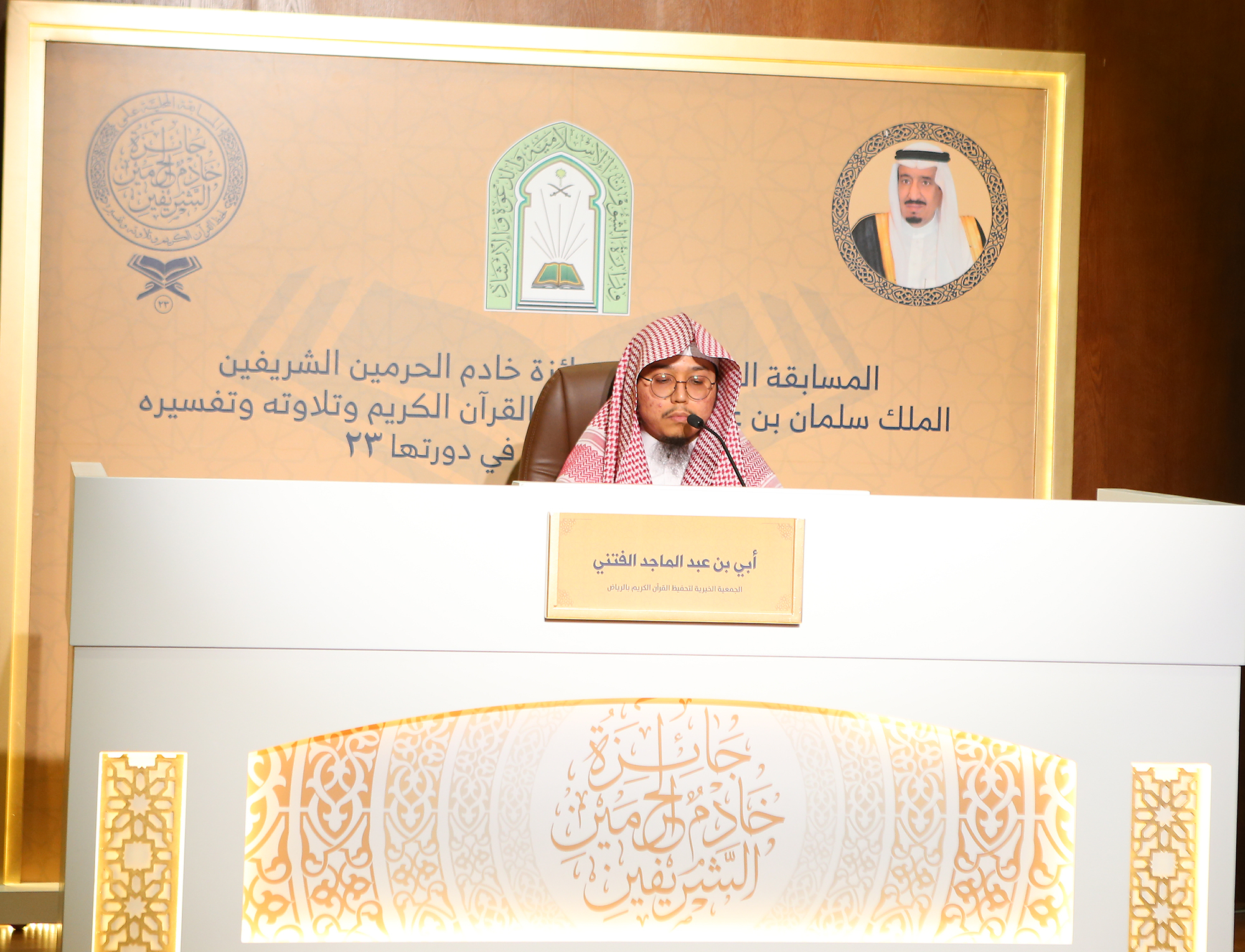 لجنة تحكيم المسابقة المحلية تستمع للمتسابقين في اليوم الأول (1).jpg