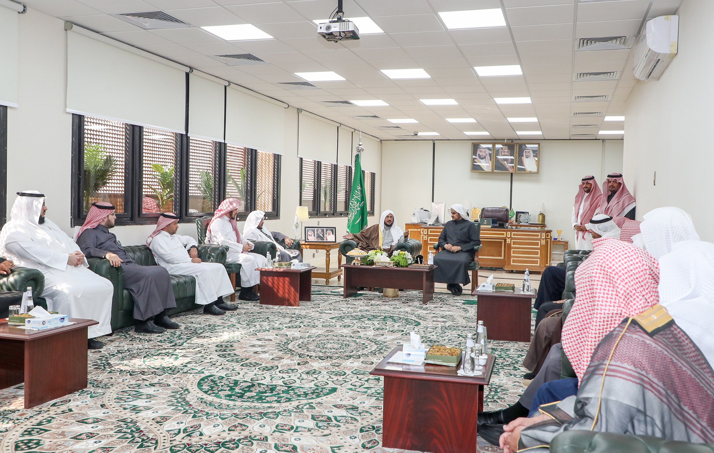وزير الشؤون الإسلامية يتفقد فرع الوزارة بمنطقة الرياض ومتابعة سير العمل والخدمات المقدمة (1).jpg