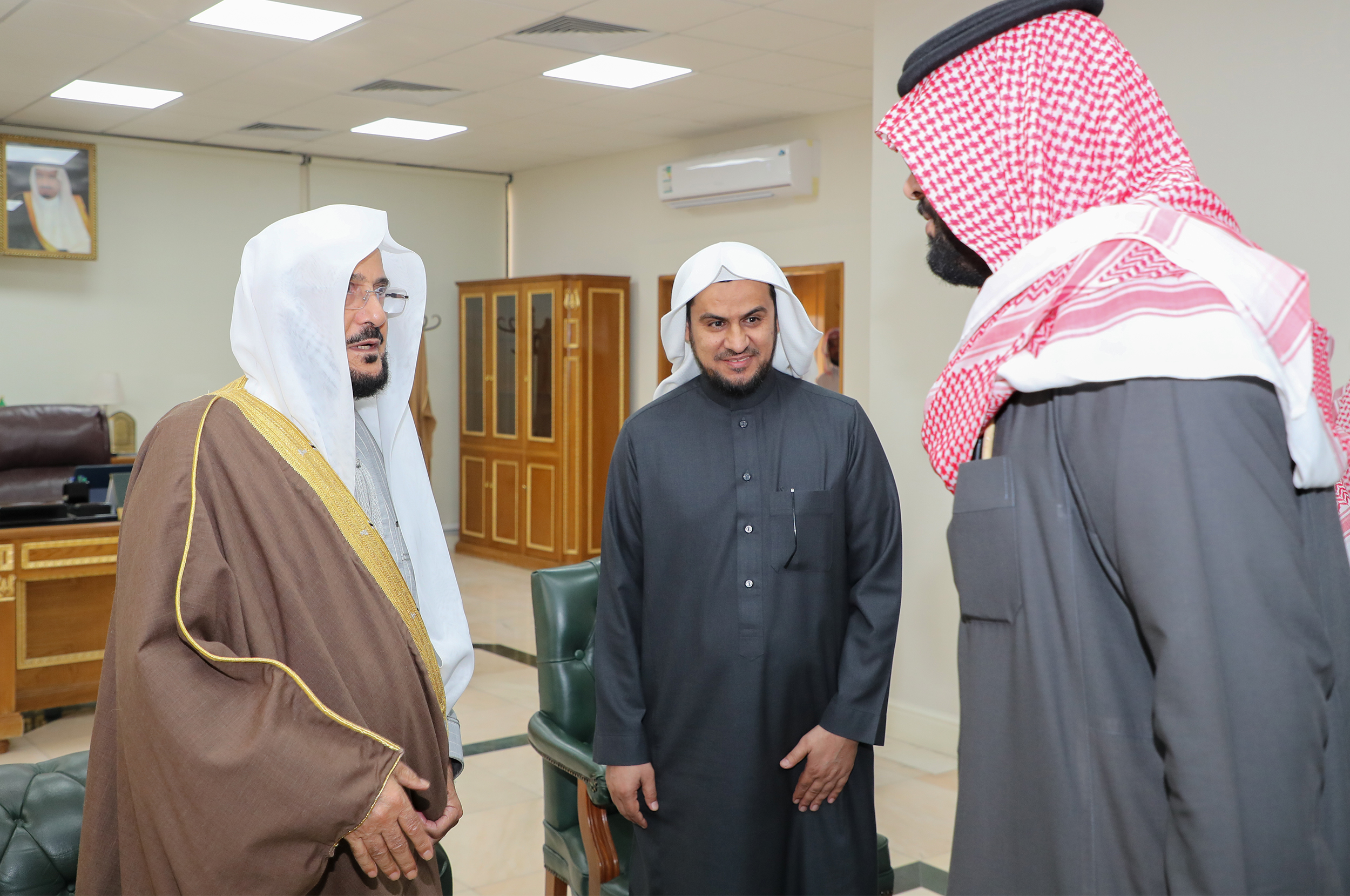 وزير الشؤون الإسلامية يتفقد فرع الوزارة بمنطقة الرياض ومتابعة سير العمل والخدمات المقدمة (4).jpg