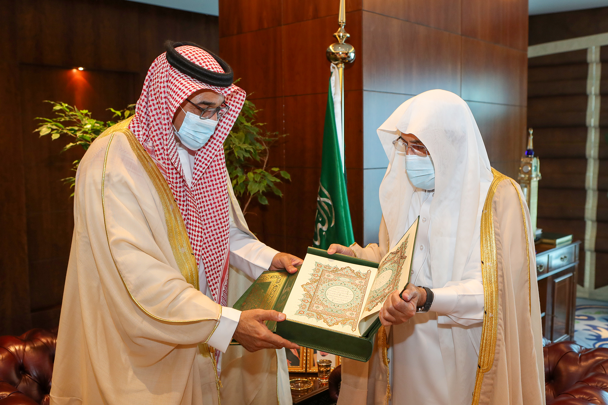 استقبال الوزير للسفير السعودي في كينيا _(1)_.jpg