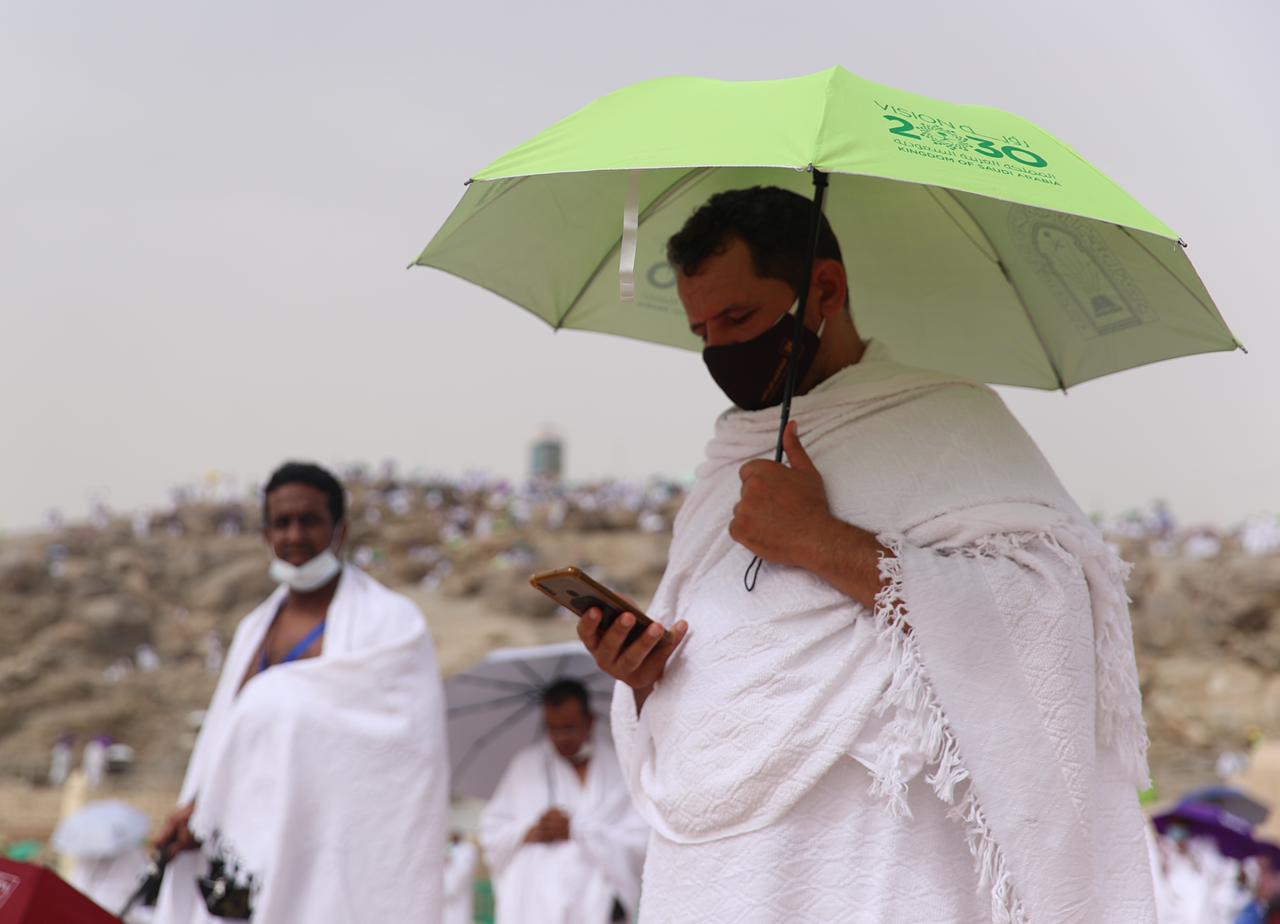 الشؤون الإسلامية تواصل تنفيذ مبادرة ظل ووقاية٢ بتوزيع 90 ألف مظلة شمسية على ضيوف الرحمن ورجال الأمن ومقدمي الخدمات (1).jpg