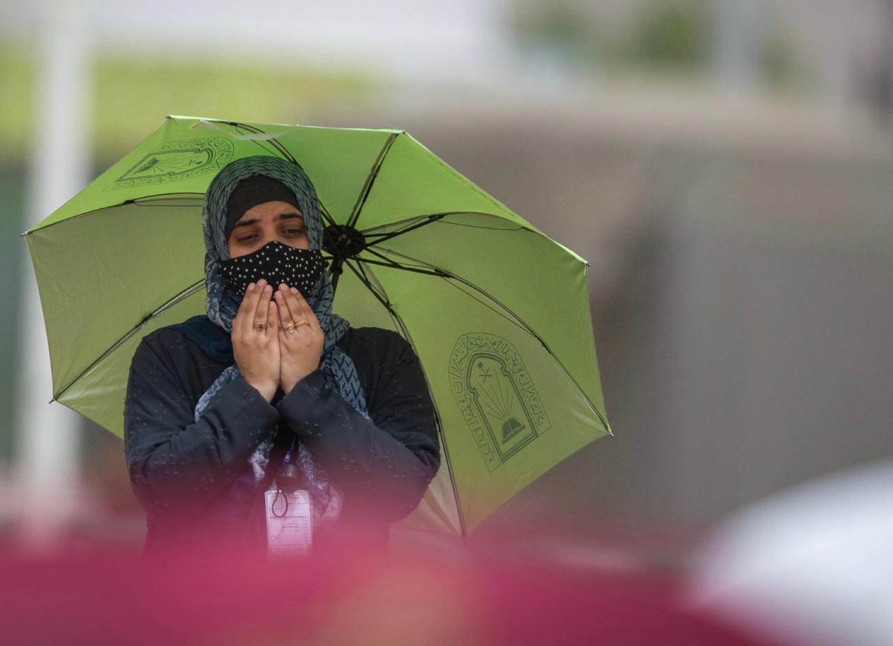 الشؤون الإسلامية تواصل تنفيذ مبادرة ظل ووقاية٢ بتوزيع 90 ألف مظلة شمسية على ضيوف الرحمن ورجال الأمن ومقدمي الخدمات (4).jpg