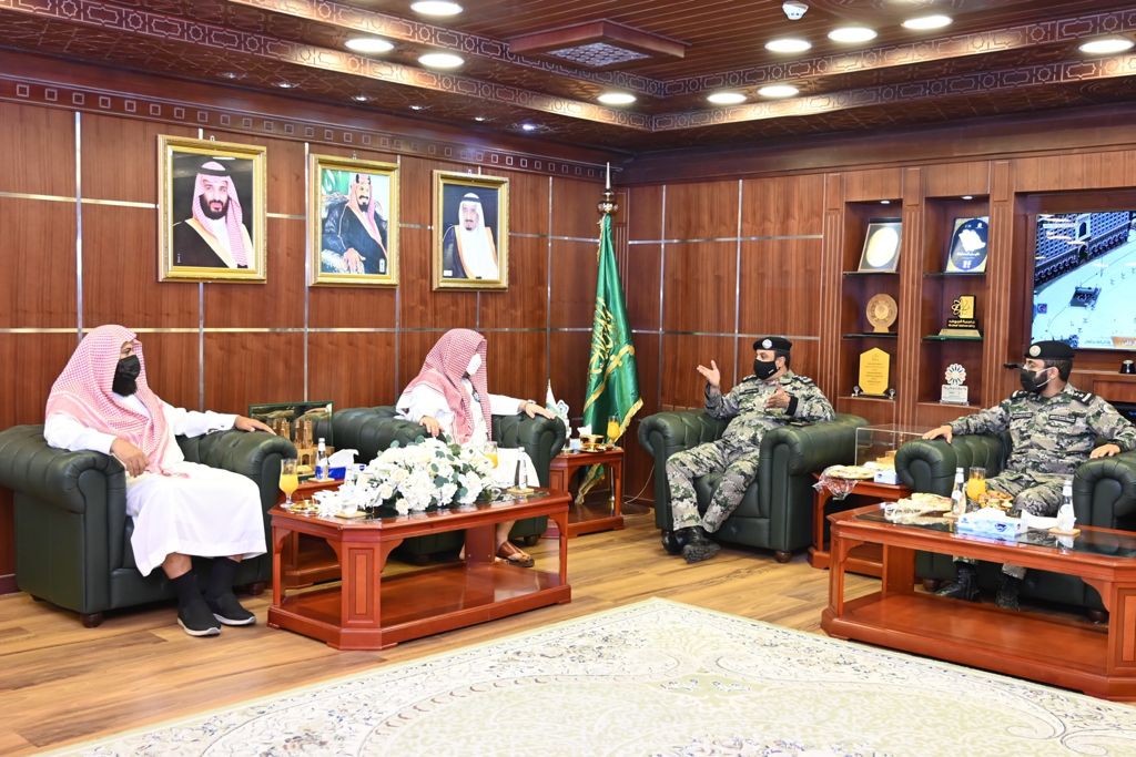 الدخيل يلتقي مدير سجون الجوف _(33882625)_ __.jpg