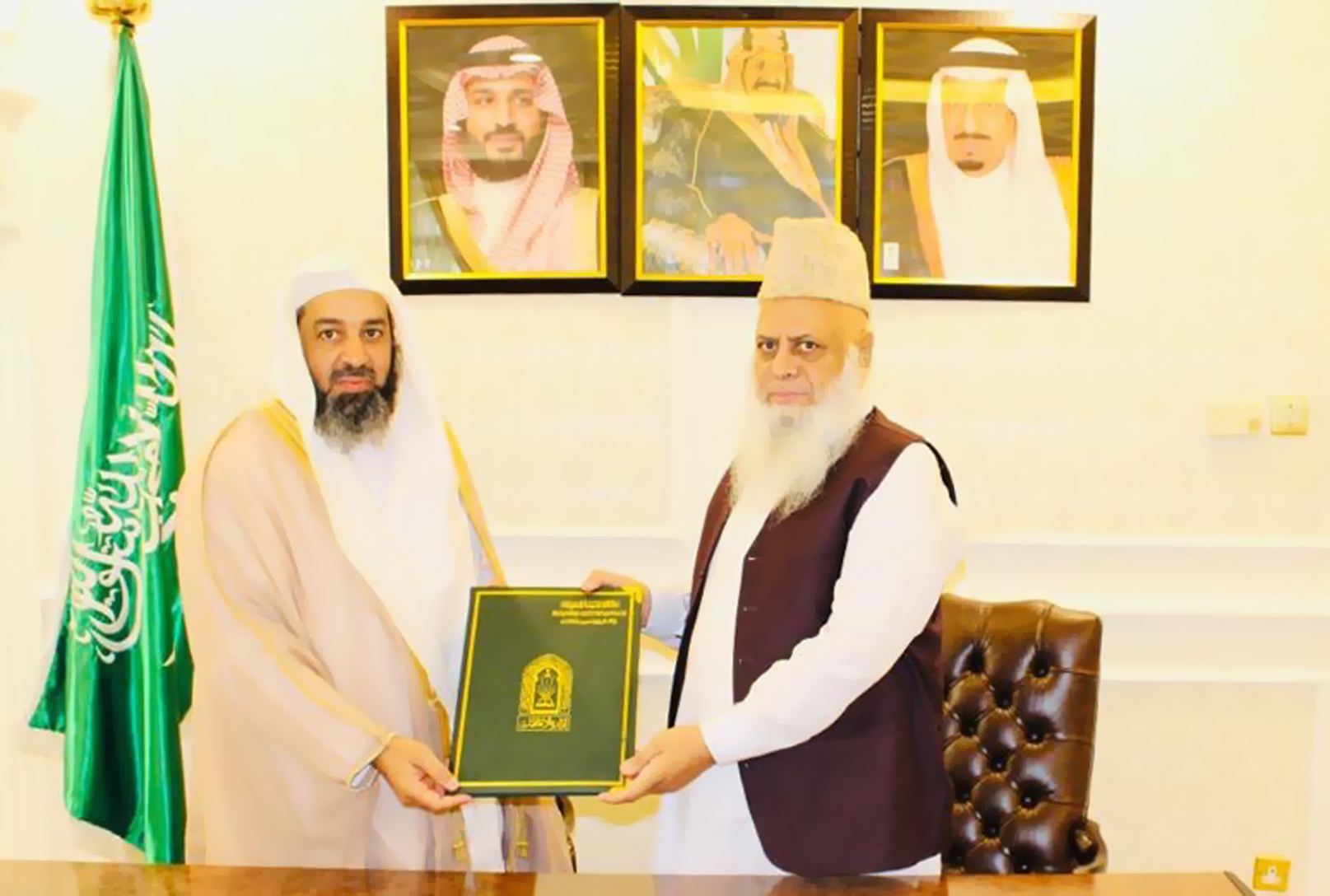 وكيل وزارة الشؤون الإسلامية يستقبل رئيس الجامعة الأثرية بباكستان (1).jpg