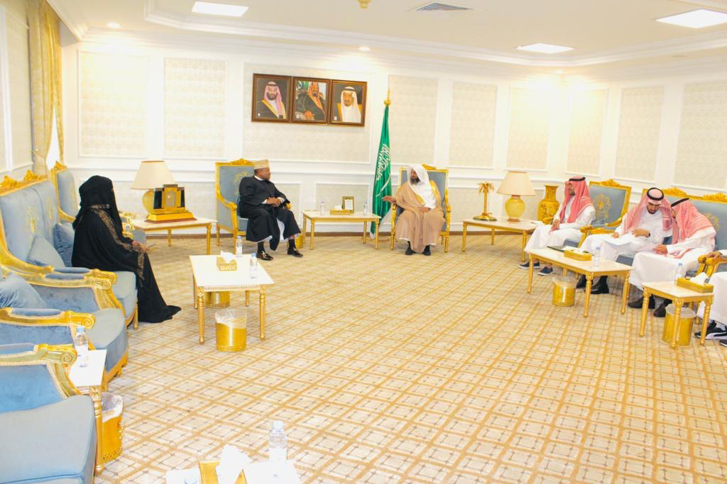وكيل وزارة الشؤون الإسلامية يلتقي شيخ محافظة دار السلام بتنزانيا (1).jpg