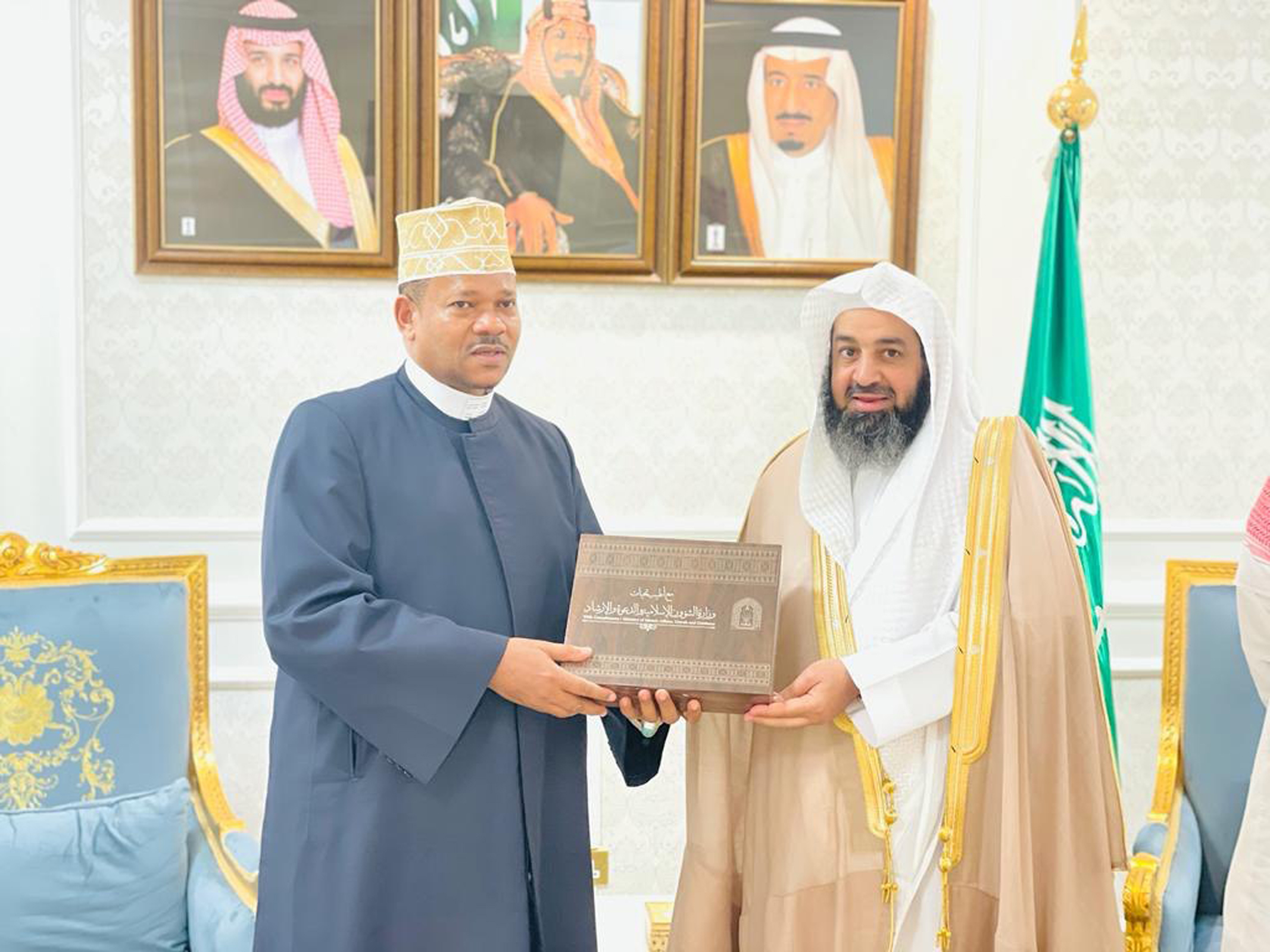 وكيل وزارة الشؤون الإسلامية يلتقي شيخ محافظة دار السلام بتنزانيا (2).jpg