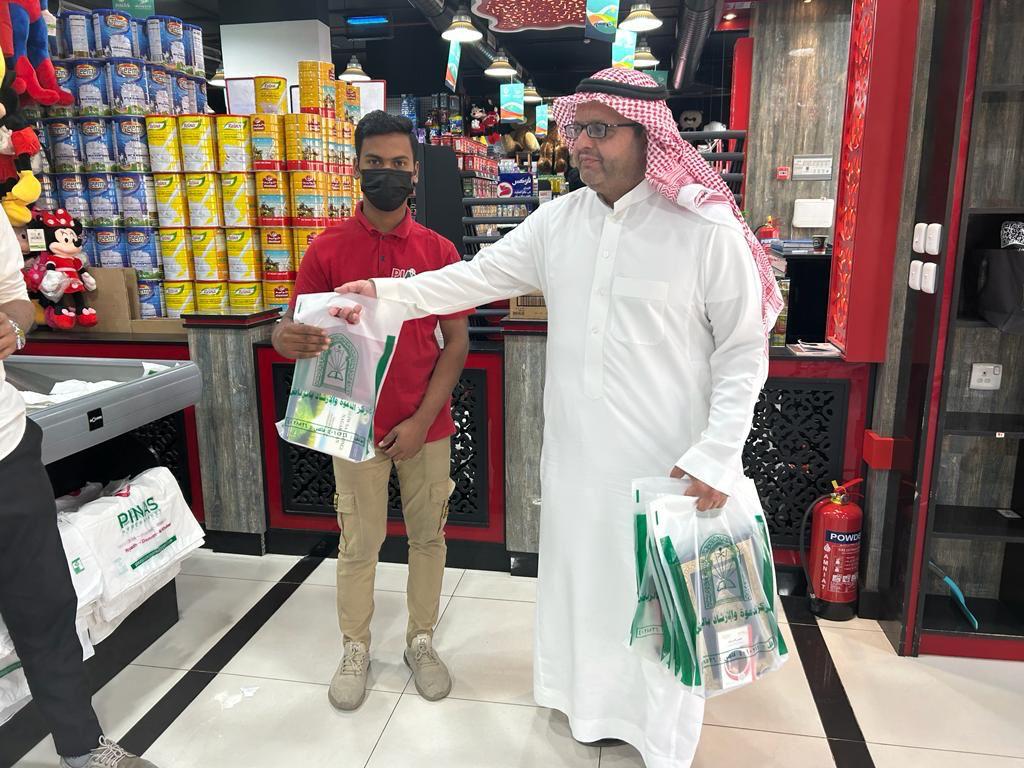 مبادرة لتوزيع حقائب دعوية على الجاليات بالرياض (3).jpeg