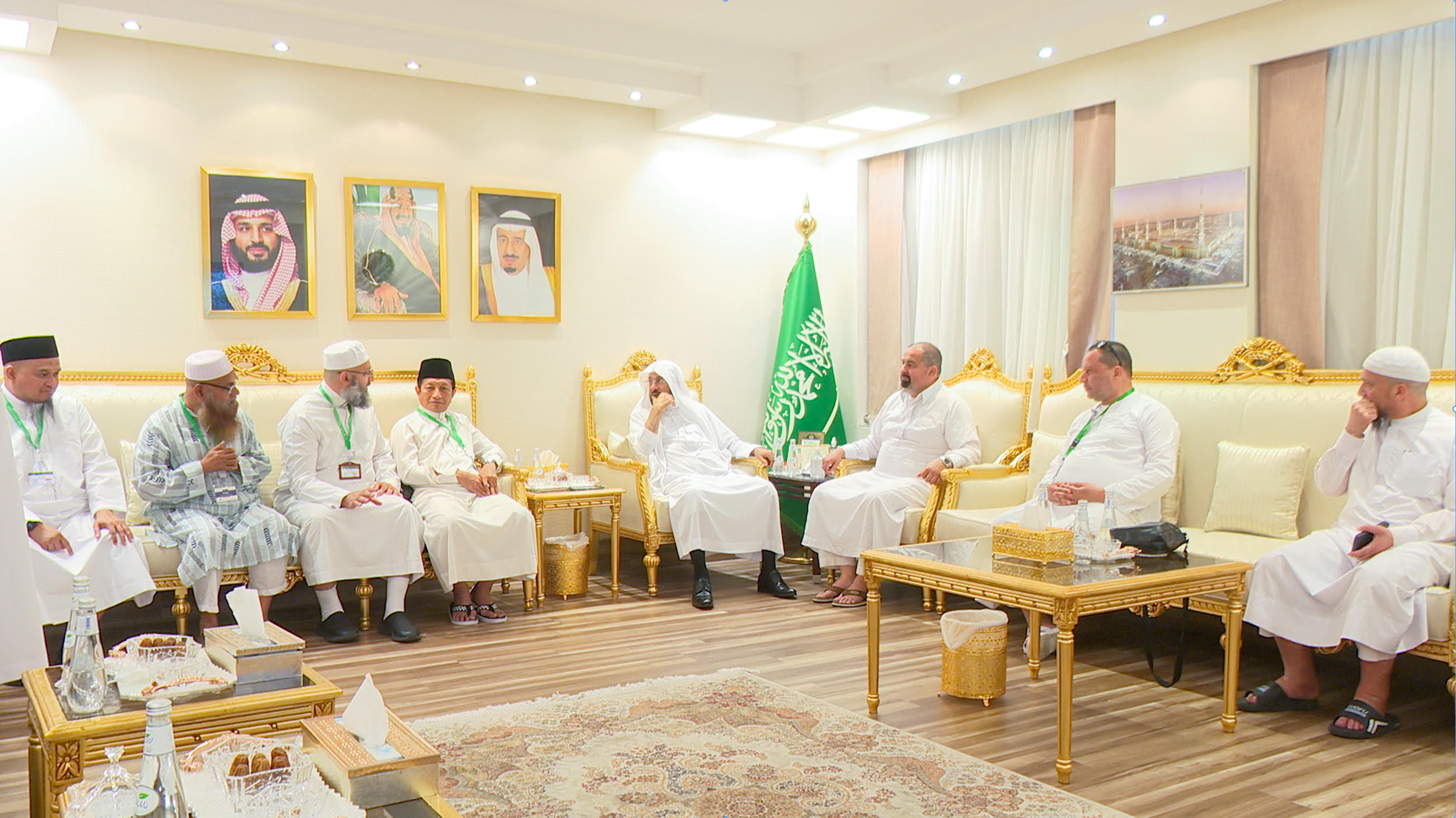 لقطات من لقاءات الوزير للشخصيات الإسلامية بالبرنامج (3).jpg