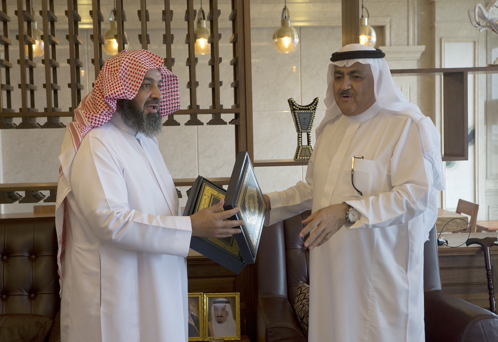 سفير المملكة لدى غينيا كوناكري يستقبل وكيل الشؤون الإسلامية (3).jpg