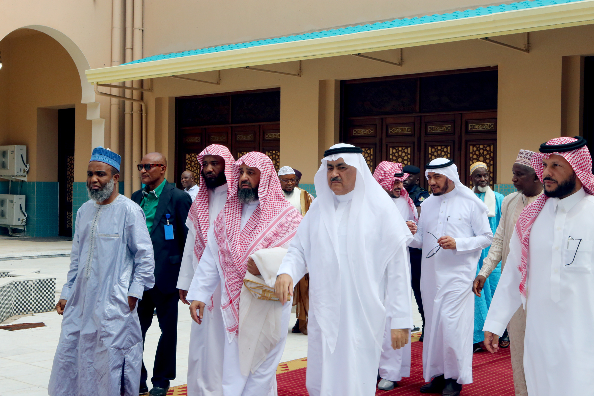 وكيل الشؤون الإسلامية يزور جامع الملك فيصل في غينيا كوناكري (5).jpg