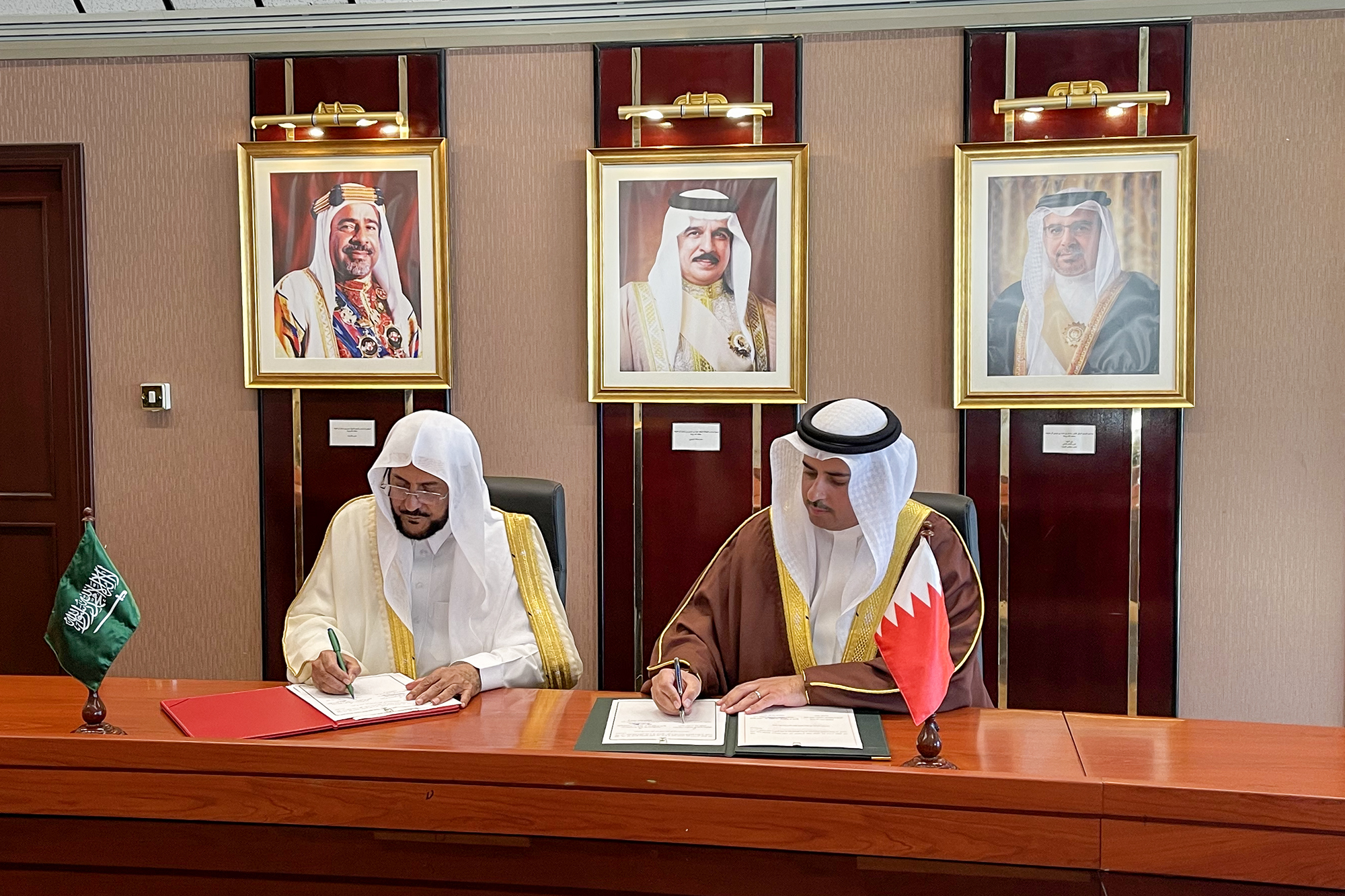 وزارة الشؤون الإسلامية ووزارة العدل والشؤون الإسلامية بمملكة البحرين توقعان البرنامج التنفيذي لمذكرة التفاهم الموقعة بينهما في مجال الشؤون الإسلامية (1).jpg