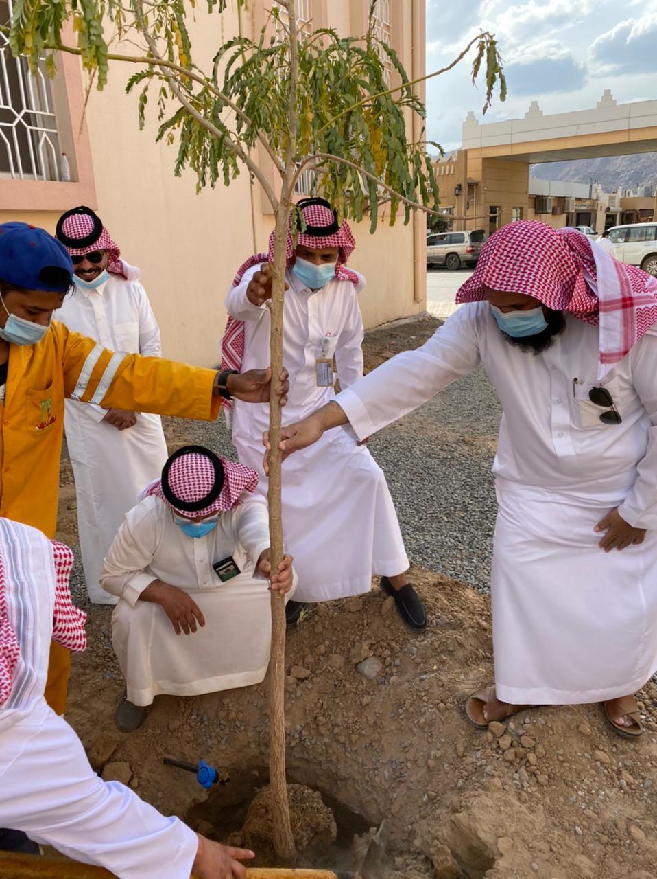 الشؤون الإسلامية بنجران تشارك جمعية نجران الخضراء لتشجير بعض المواقع المحيطة بجوامع ومساجد المنطقة (3).jpeg