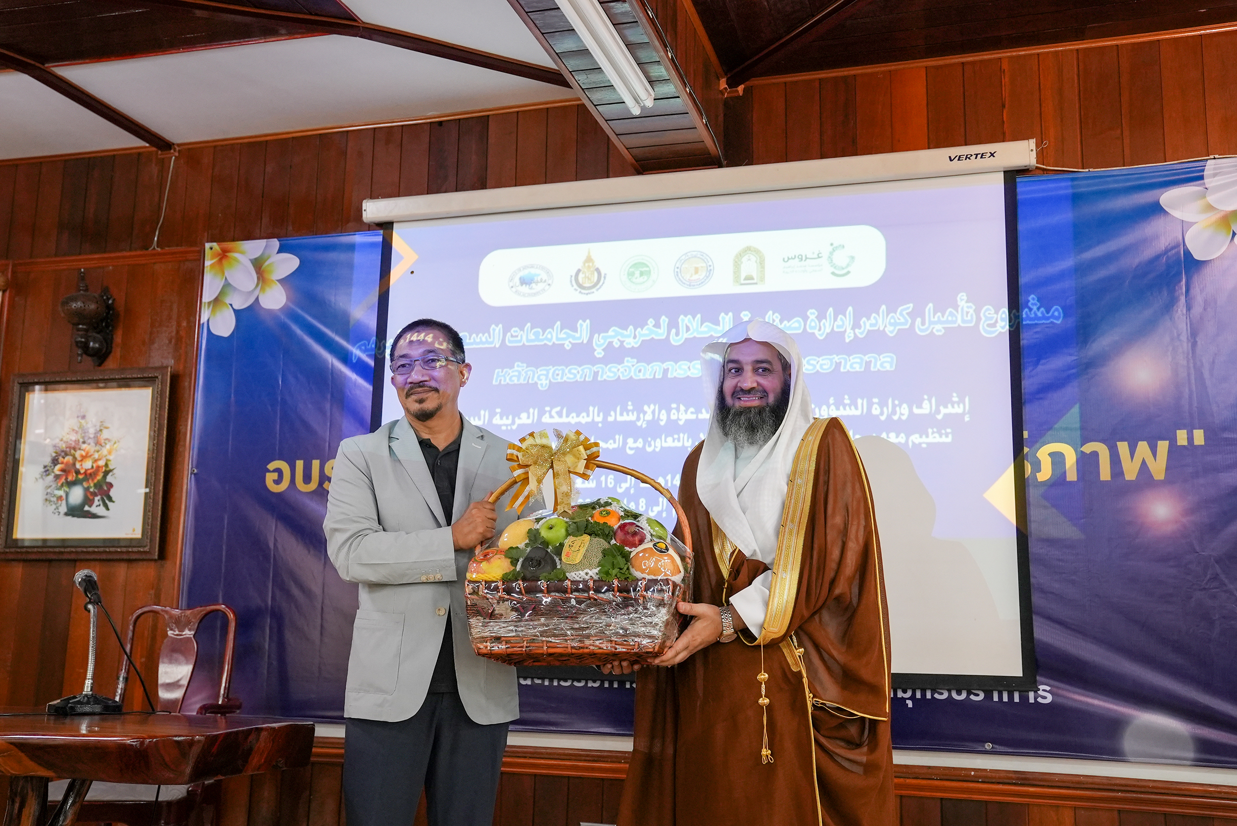 وكيل الشؤون الإسلامية يزور معهد حلال في جامعة سونكلا في العاصمة التايلاندية (5).jpg