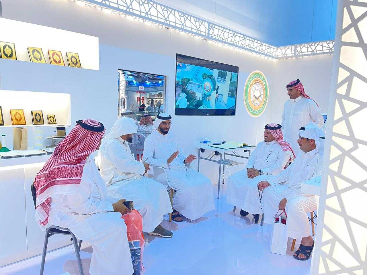 رئيس دائرة التنمية الاقتصادية في رأس الخيمة يزور جناح الشؤون الإسلامية بمعرض الشارقة (3).jfif