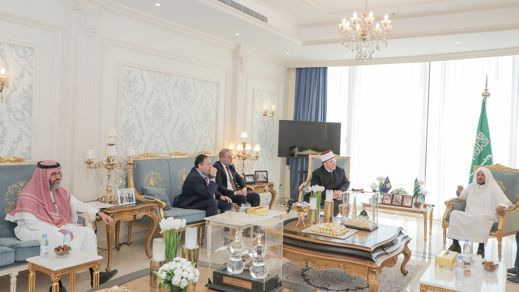 وزير الشؤون الإسلامية يلتقي المفتي العام رئيس المشيخة الإسلامية بجمهورية كوسوفا في جدة (2).jpg