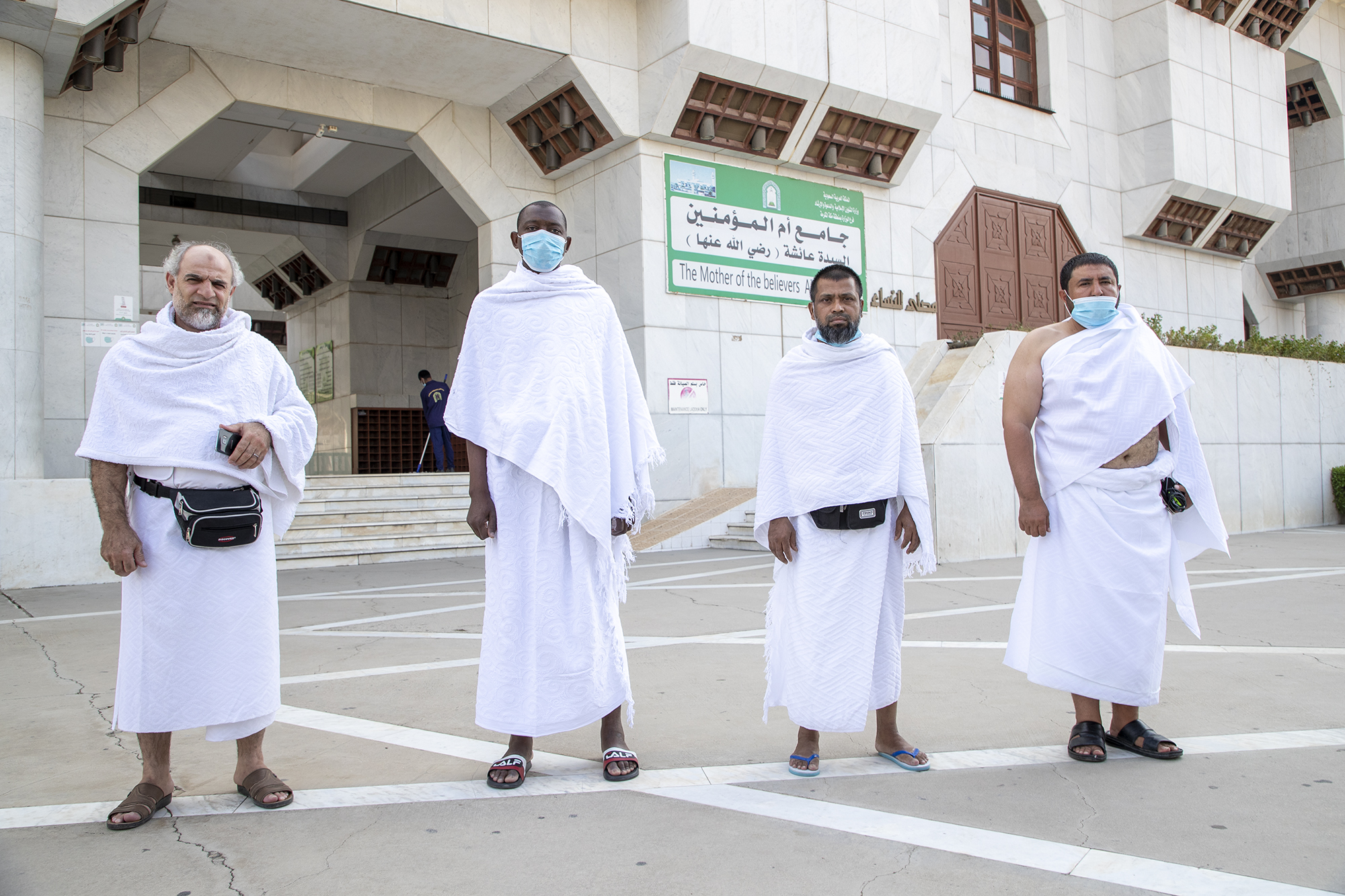 مدير فرع الشؤون الإسلامية بمكة يتفقد مسجد التنعيم للاطمئنان على الخدمات المقدمة لضيوف الرحمن (1).jpg