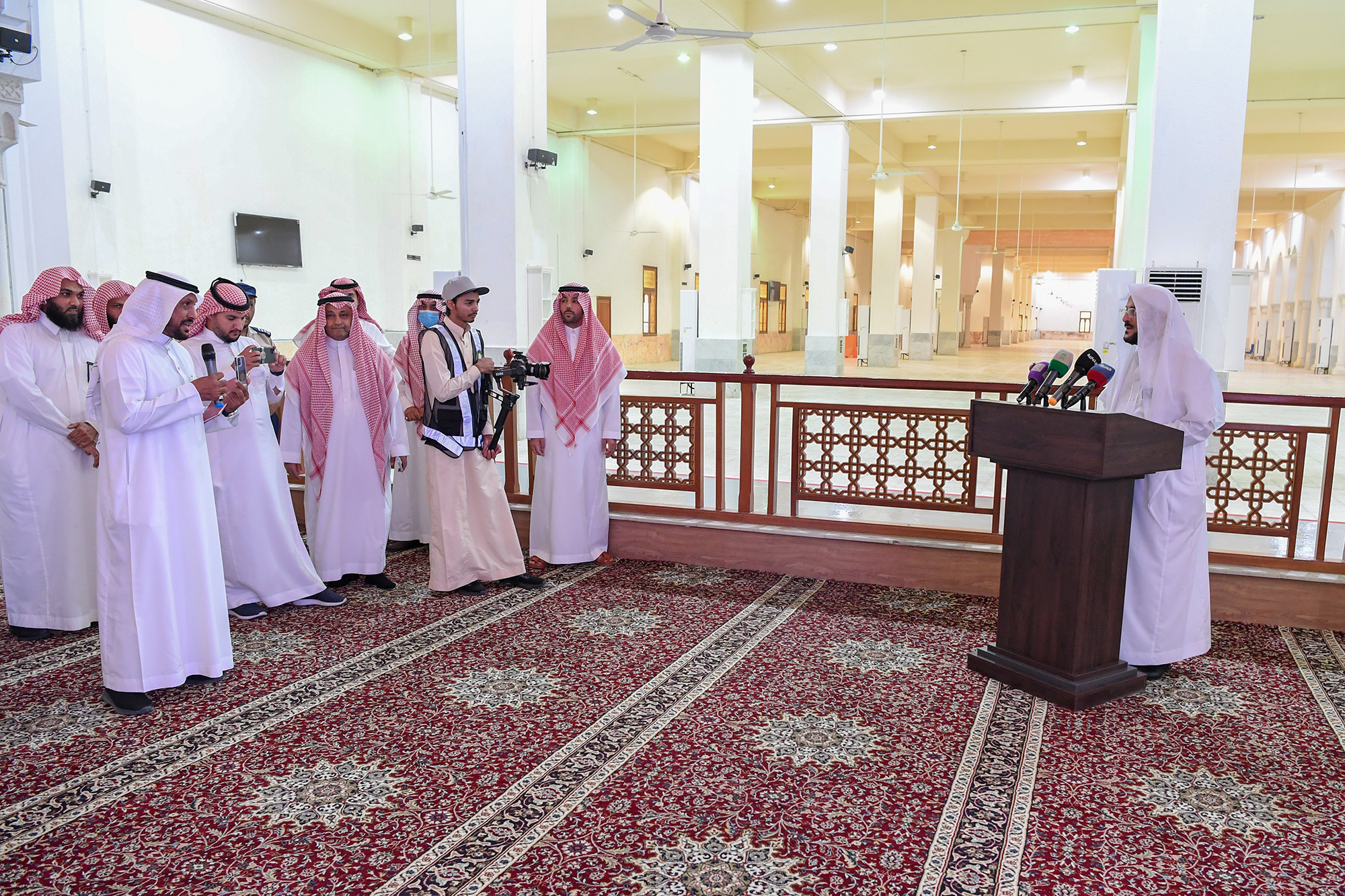 مؤتمر صحفي لمعالي الوزير عقب الجولة التفقدير للمشاعر (1).jpg