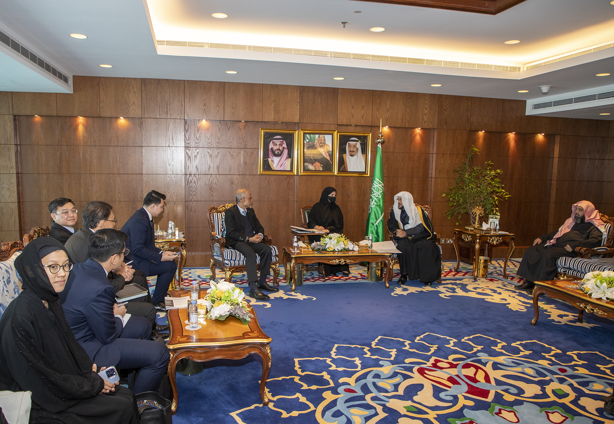 لقاء وزير الشؤون الإسلامية بالوزير السنغافوري (5).jpg
