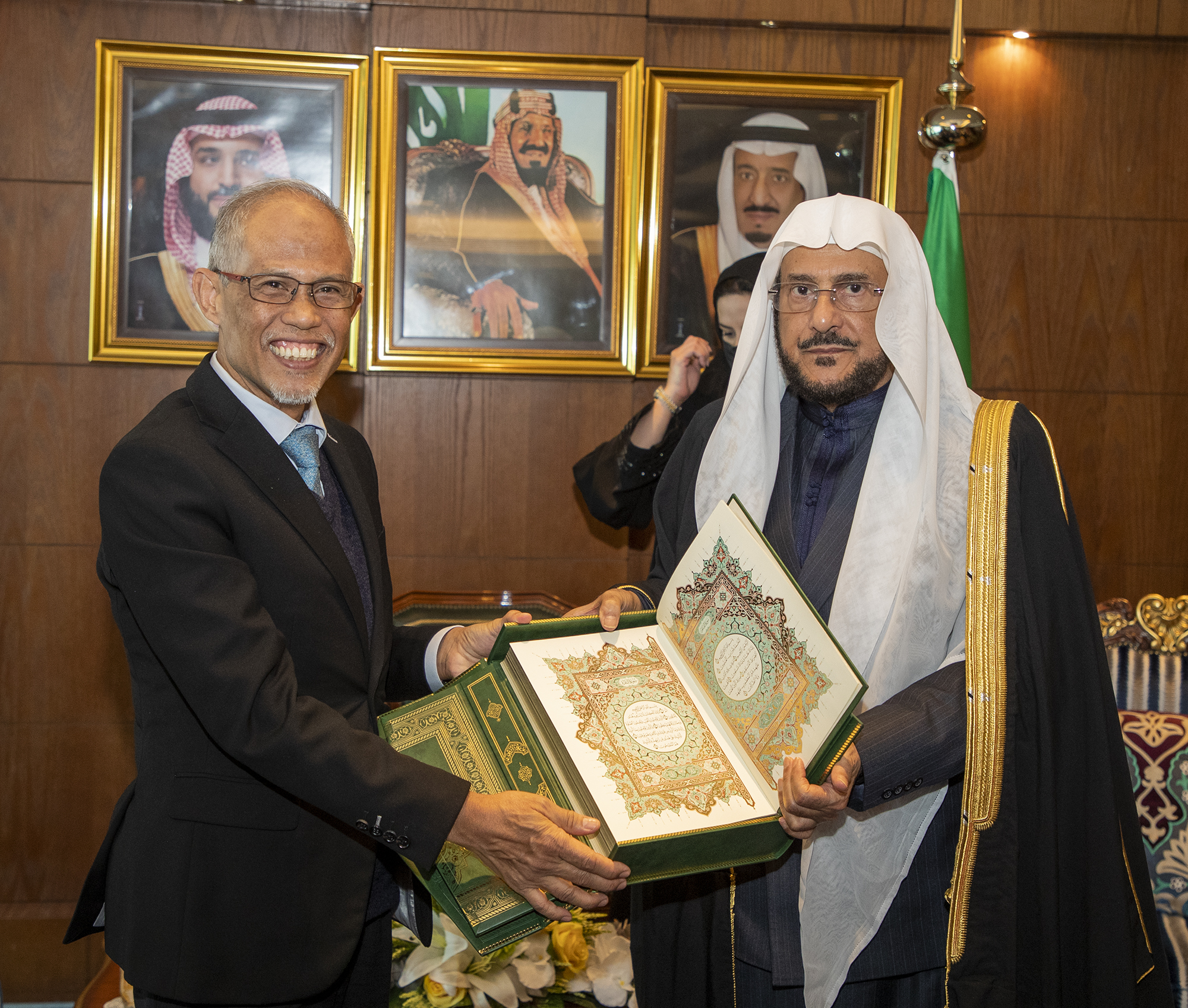 لقاء وزير الشؤون الإسلامية بالوزير السنغافوري (7).jpg