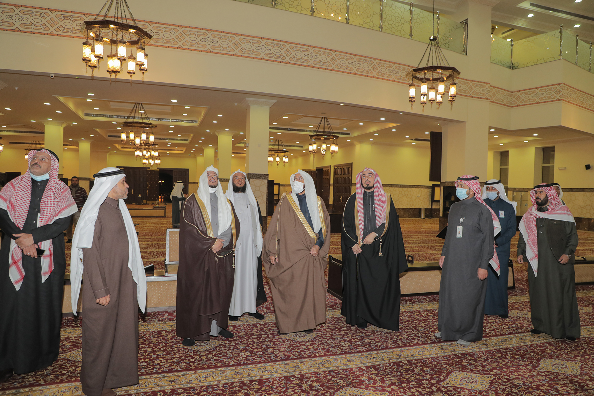 وزير الشؤون الإسلامية يتفقد جامع الوالدين في تبوك (2).jpg