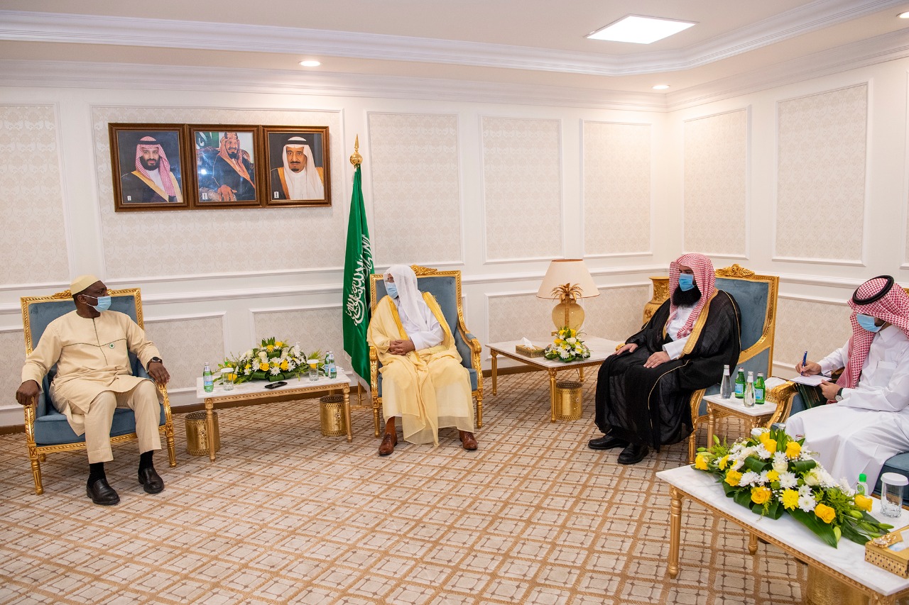 وزير الشؤون الإسلامية يلتقي الأمين العام لمجمع الفقه الإسلامي الدولي (1).jpeg
