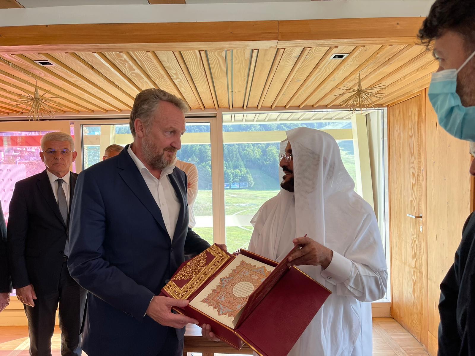 معالي الوزير في حفل غداء المشيخة الإسلامية في البوسنة _(1)_.jpeg