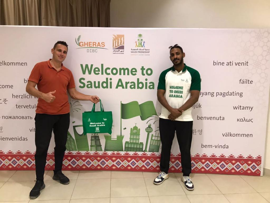 زوار معرض أهلا وسهلاً بكم في السعودية المملكة بلد جميل ولديها شعب كريم متسامح (2).jpeg