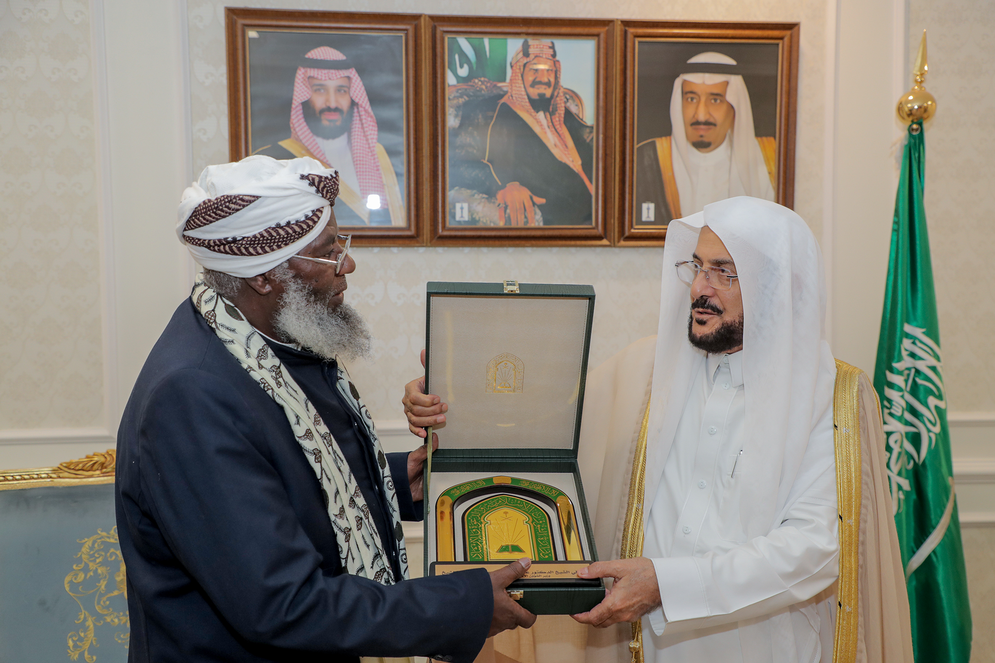 وزير الشؤون الإسلامية يلتقي رئيس المجلس الأعلى للشؤون الإسلامية الأثيوبي (1).jpg