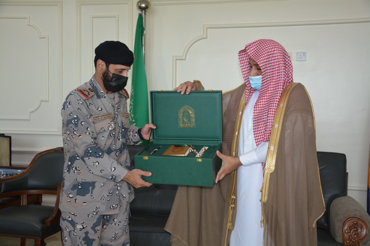 المدخلي خلال لقاءه قائد حرس الحدود بجازان _(1)_ __.jpeg