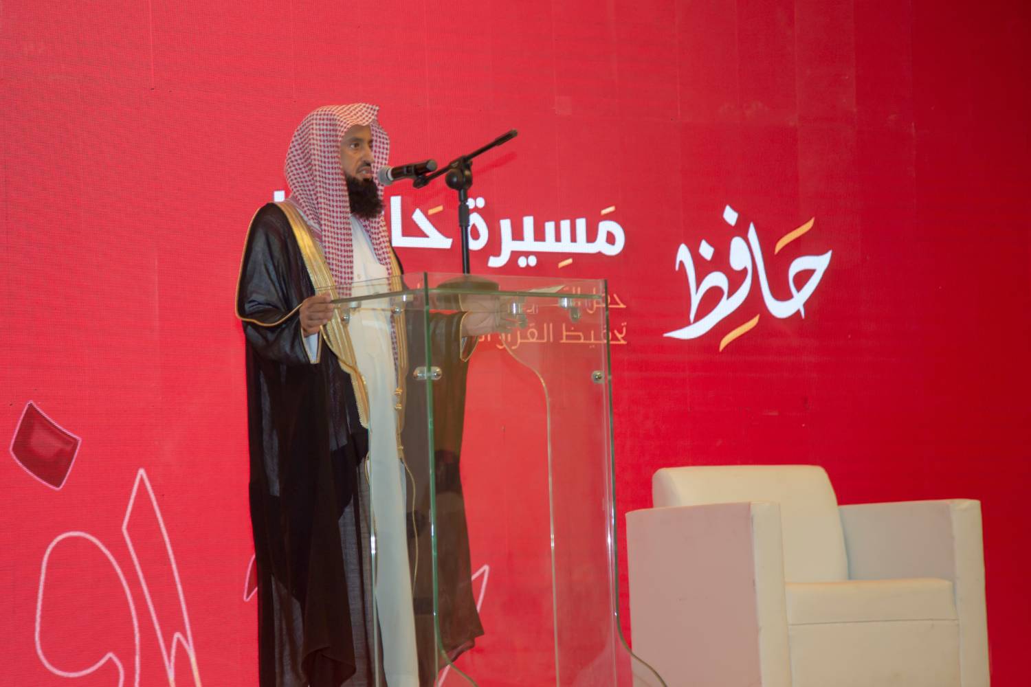 تكريم 200 حافظ لكتاب الله بمحافظة الدلم (3).jpg