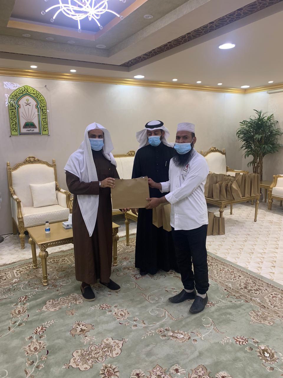 الشؤون الإسلامية بمنطقة الجوف تطلق حملة كسوة الشتاء (2).jpg