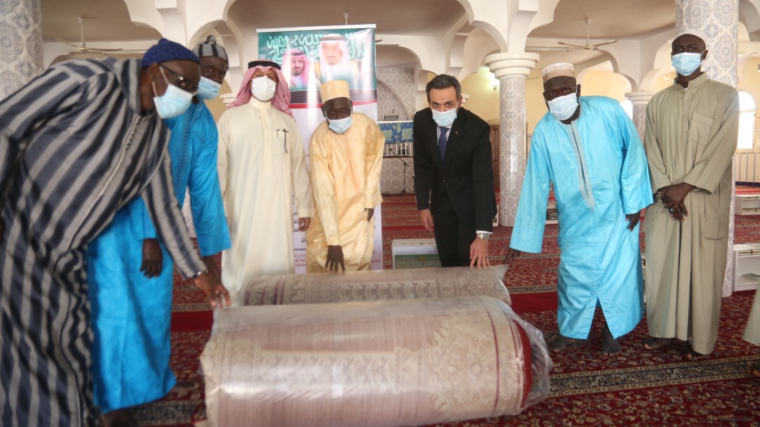 الملحقية الدينية توزع مصاحف وفرش لجامع الراجحي بالسنغال _(33817089)_ __.jpg