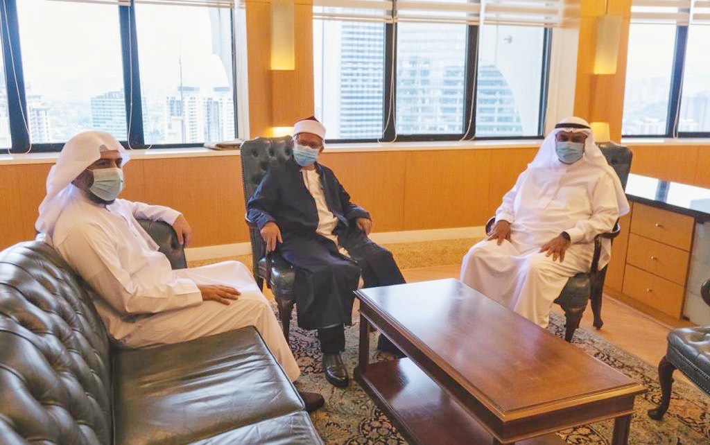 القطان والربيعان خلال لقاء وزير الشؤون الإسلامية الماليزي _(1)_.jpeg