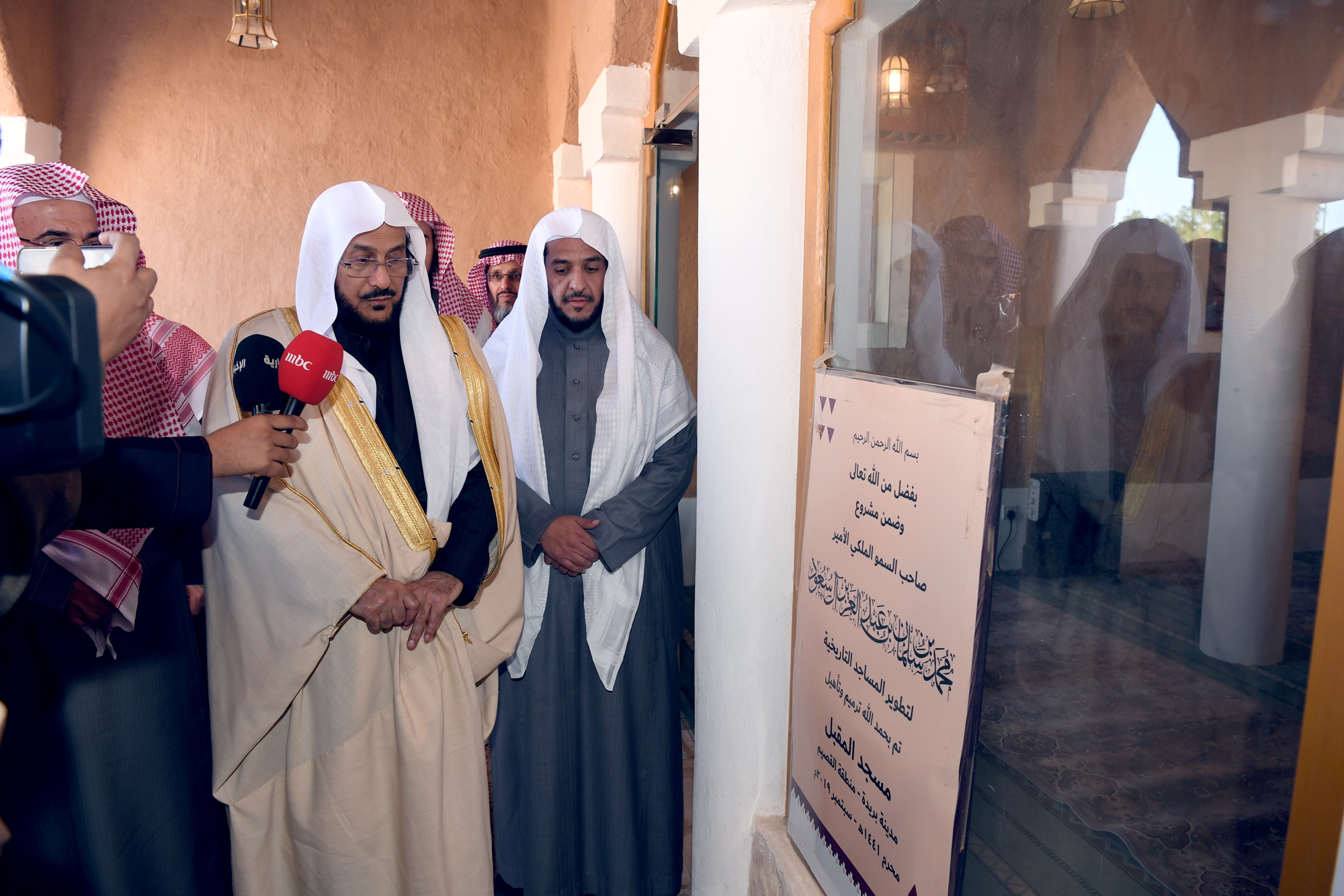 وزير الشؤون الإسلامية يزور مسجدي المقبل والعجلان التاريخيين في منطقة القصيم (1).jpg