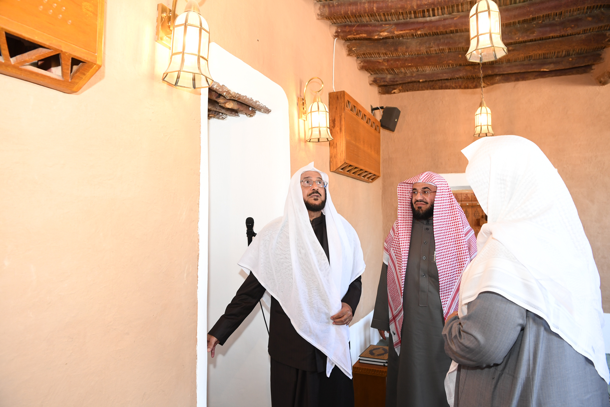 وزير الشؤون الإسلامية يزور مسجدي المقبل والعجلان التاريخيين في منطقة القصيم (3).jpg