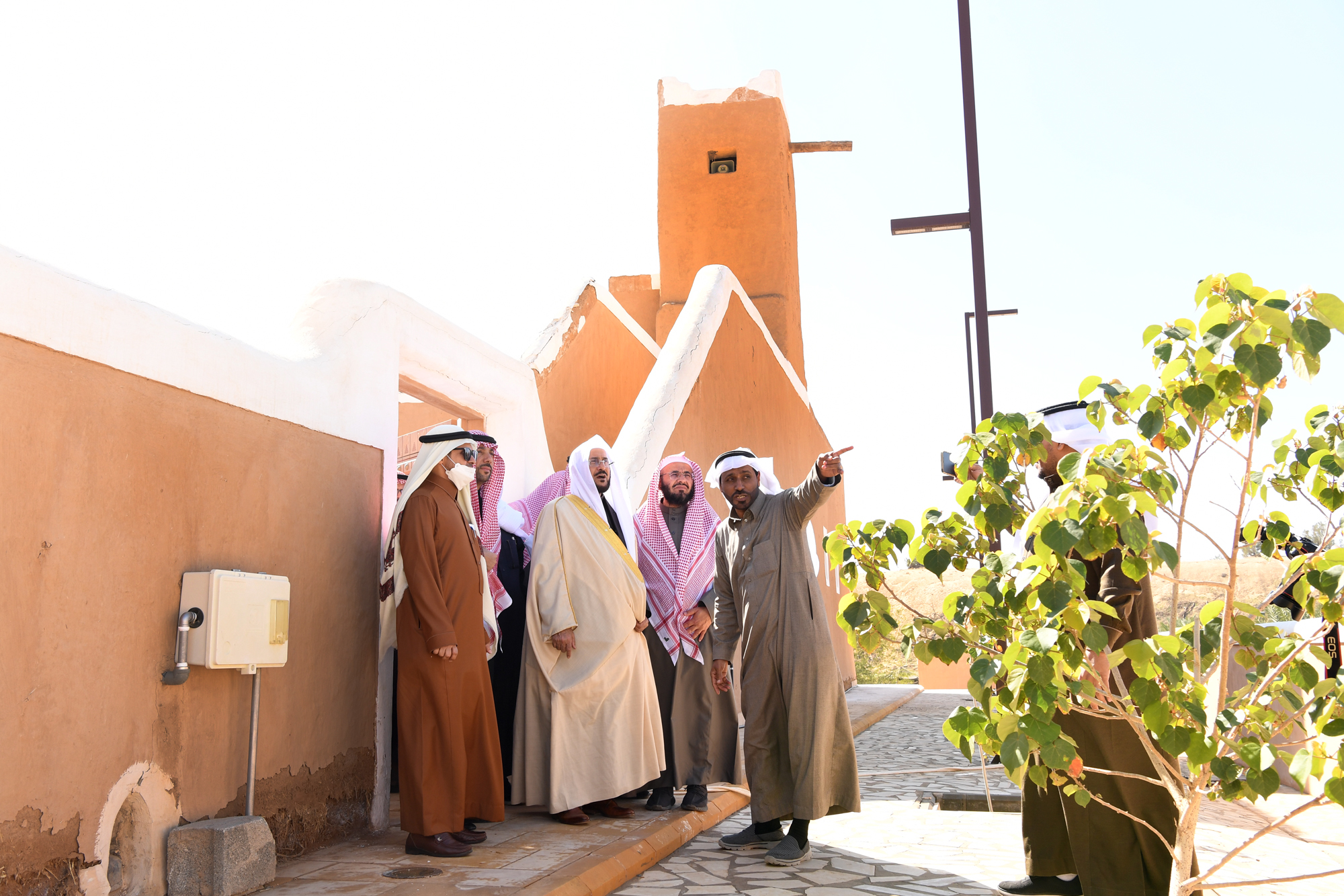 وزير الشؤون الإسلامية يزور مسجدي المقبل والعجلان التاريخيين في منطقة القصيم (4).jpg
