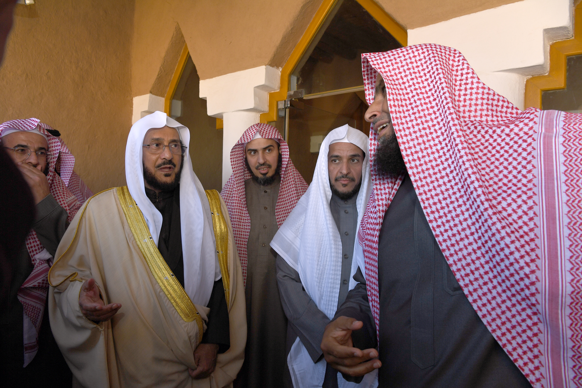 وزير الشؤون الإسلامية يزور مسجدي المقبل والعجلان التاريخيين في منطقة القصيم (5).jpg