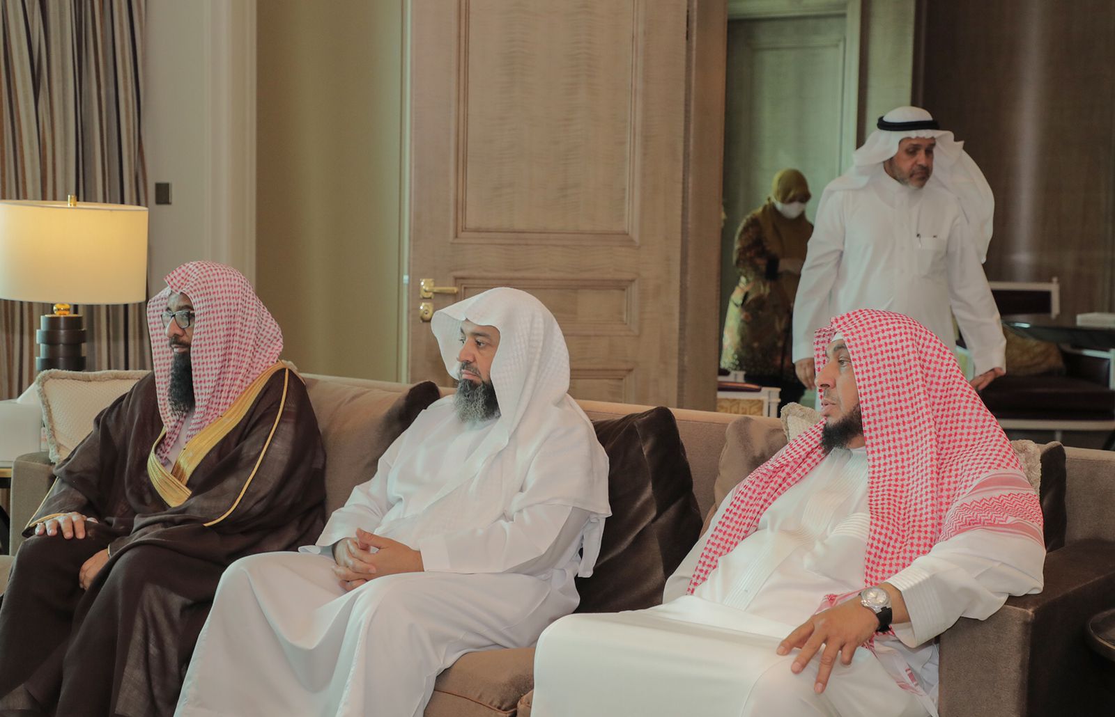 آل الشيخ يلتقي إمام جامع الاستقلال بإندونيسيا (2).jfif