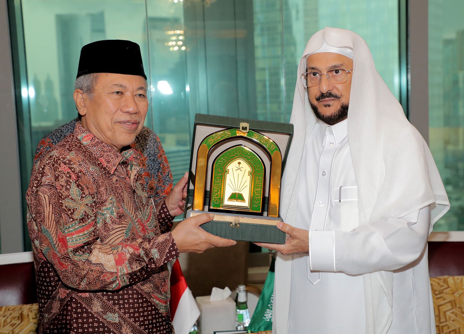 آل الشيخ يلتقي رئيس الجمعية المحمدية بإندونيسيا (4).jfif