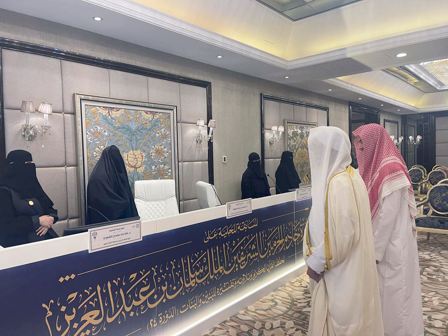 لقطات من زيارة الوزير لمقر المسابقة.jpg